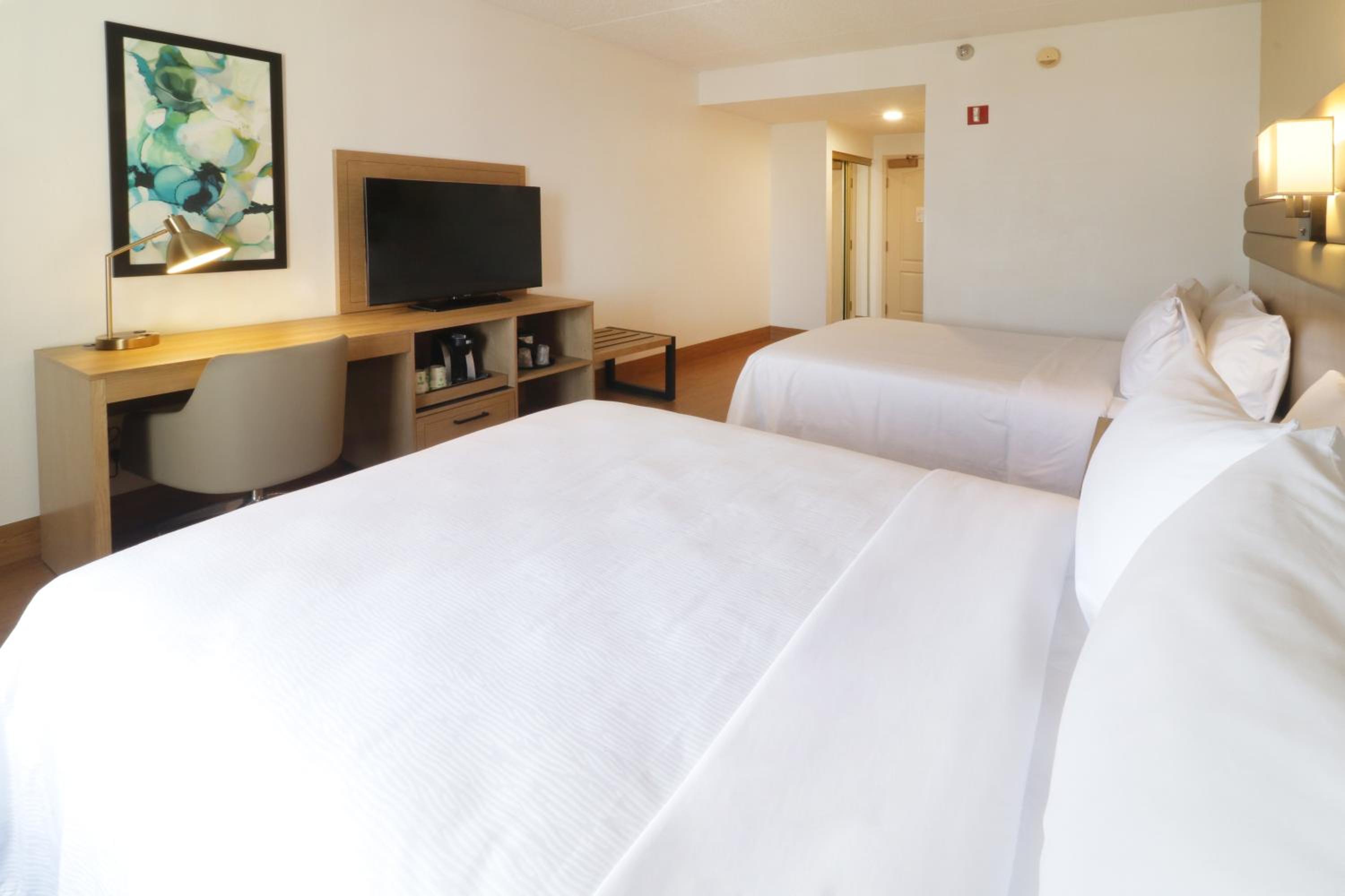 Queen Room with Two Queen Beds - Non-Smoking - Photo 1