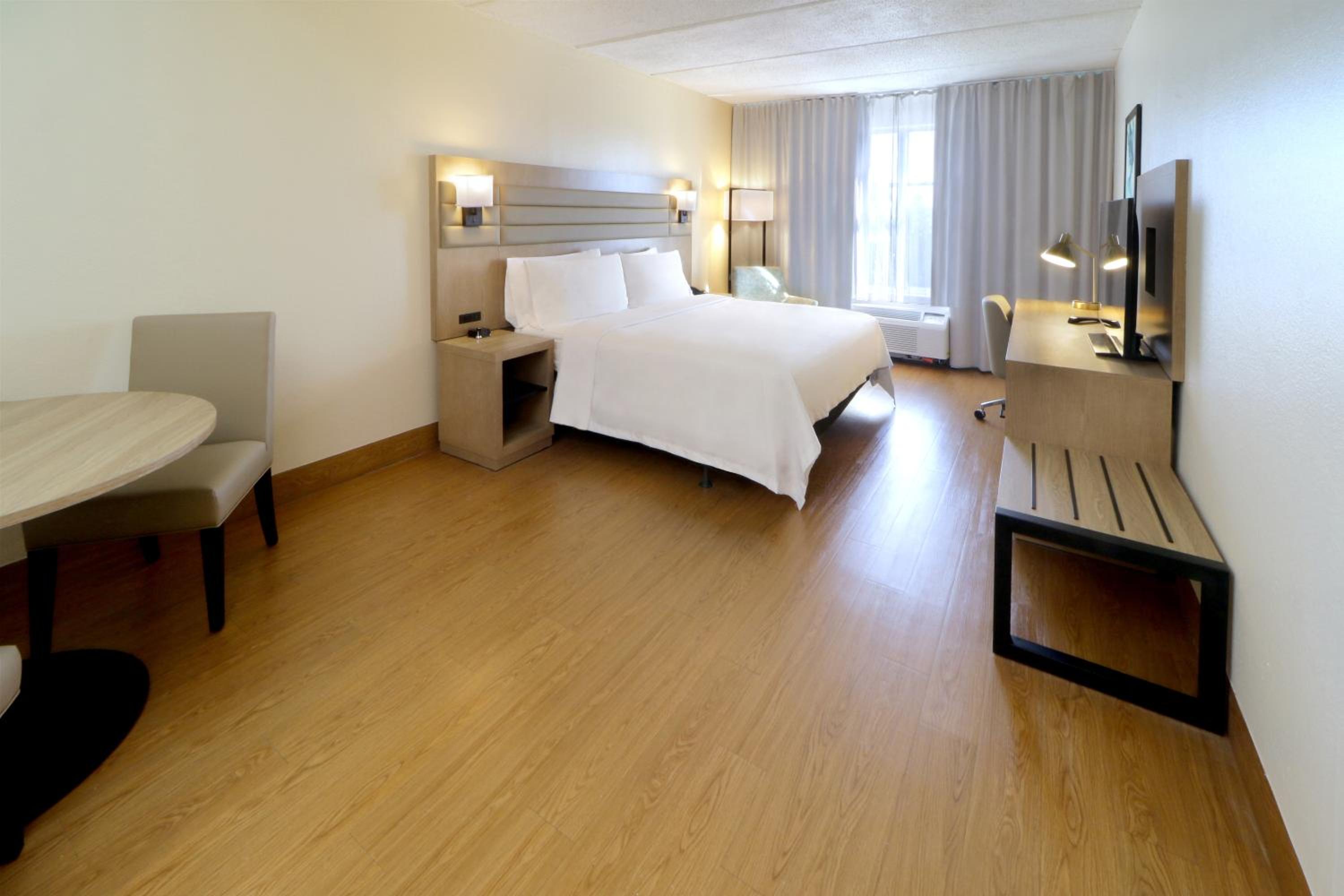 Deluxe King Room - Non-Smoking - Photo 1