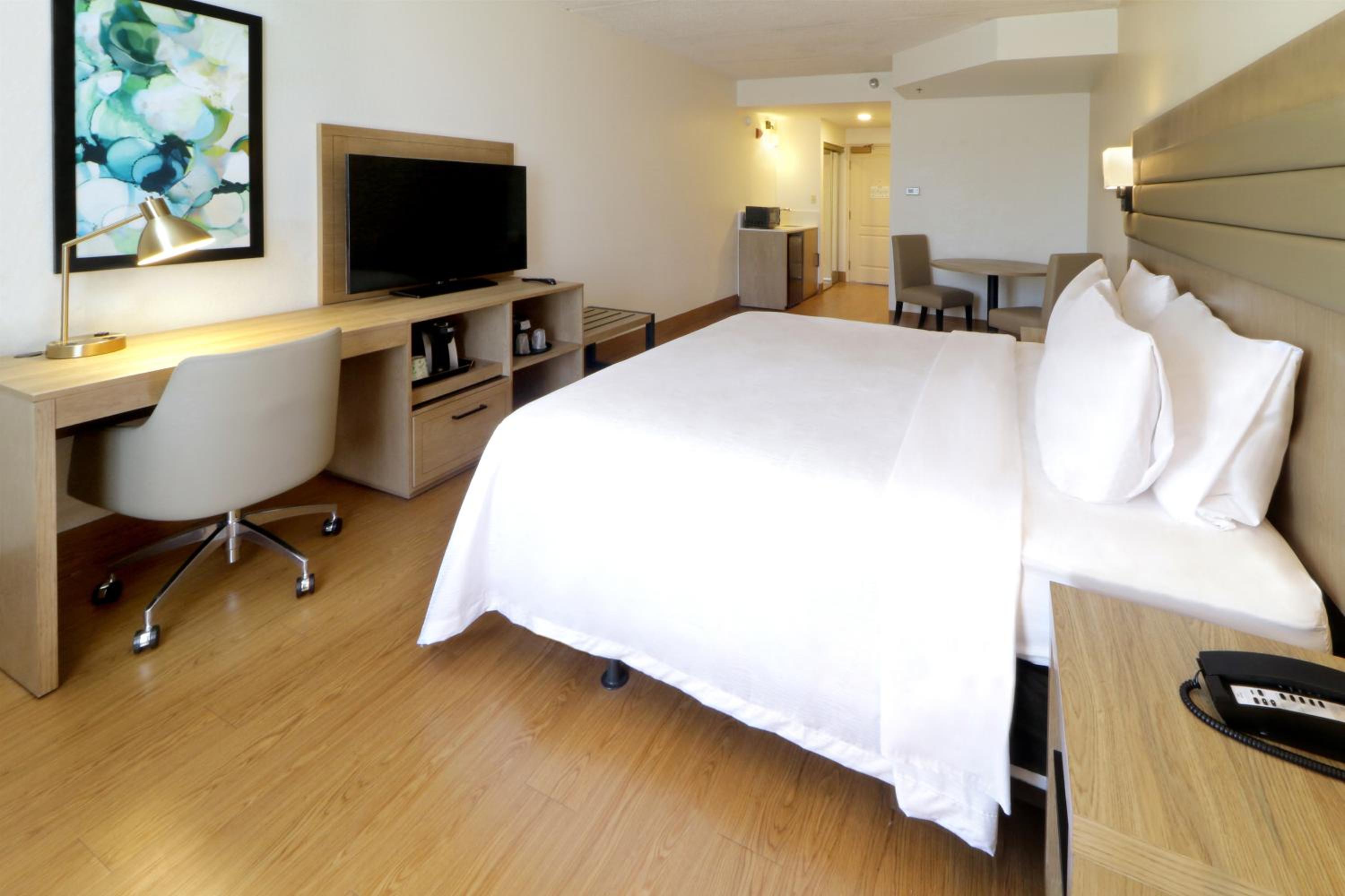 Deluxe King Room - Non-Smoking - Photo 3