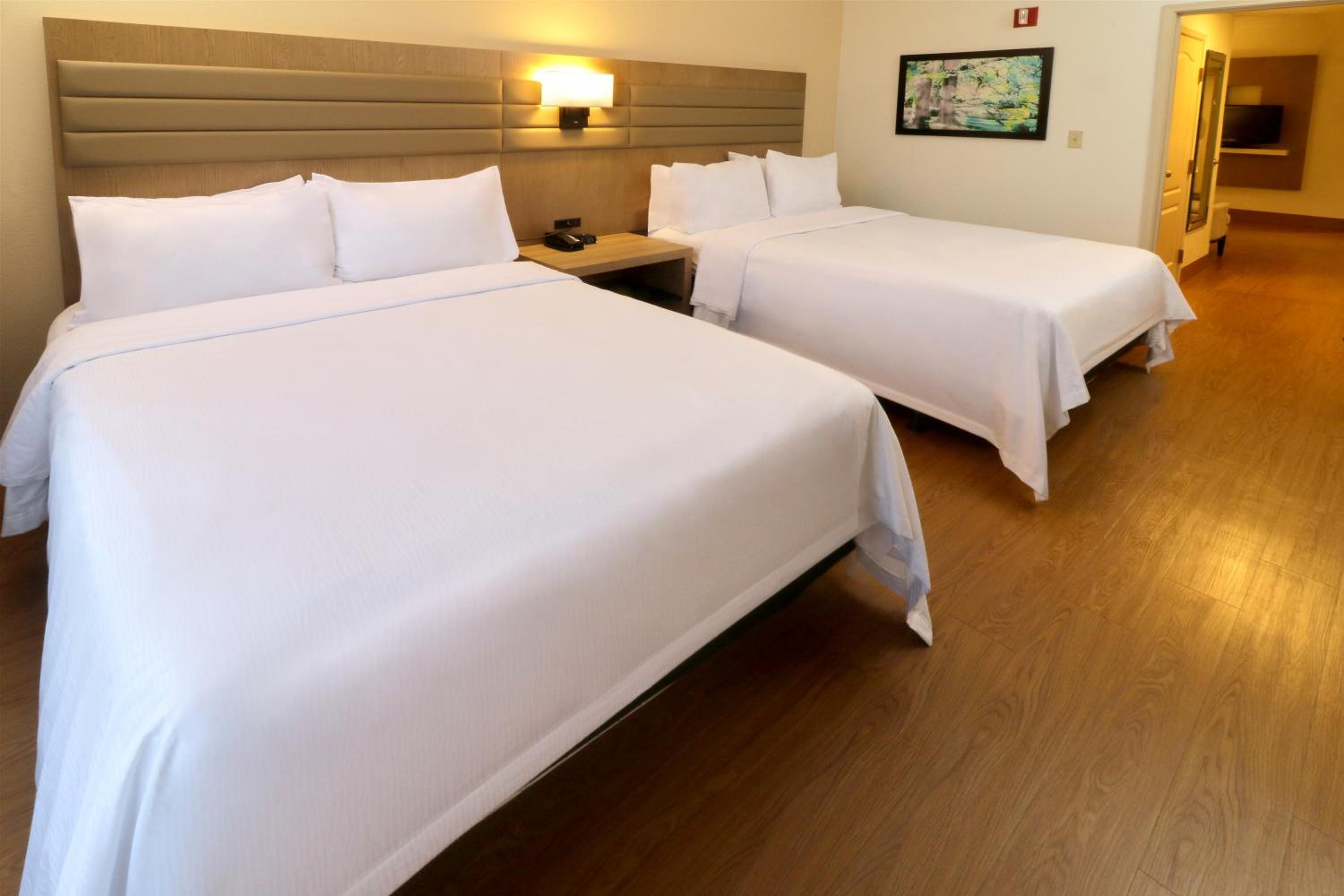 Suite with Two Queen Beds - Non-Smoking - Photo 2