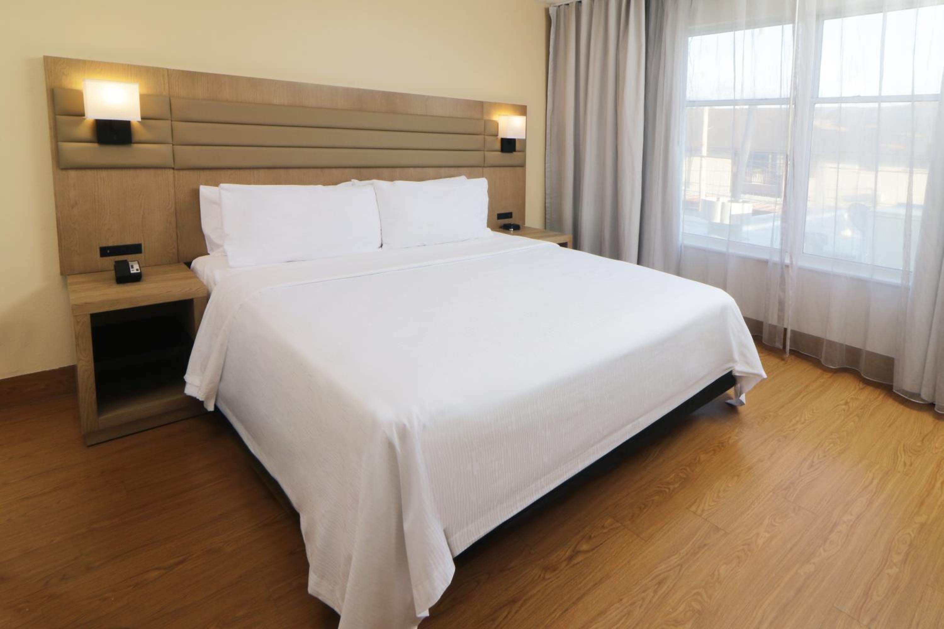 King Room - Non-Smoking - Photo 6