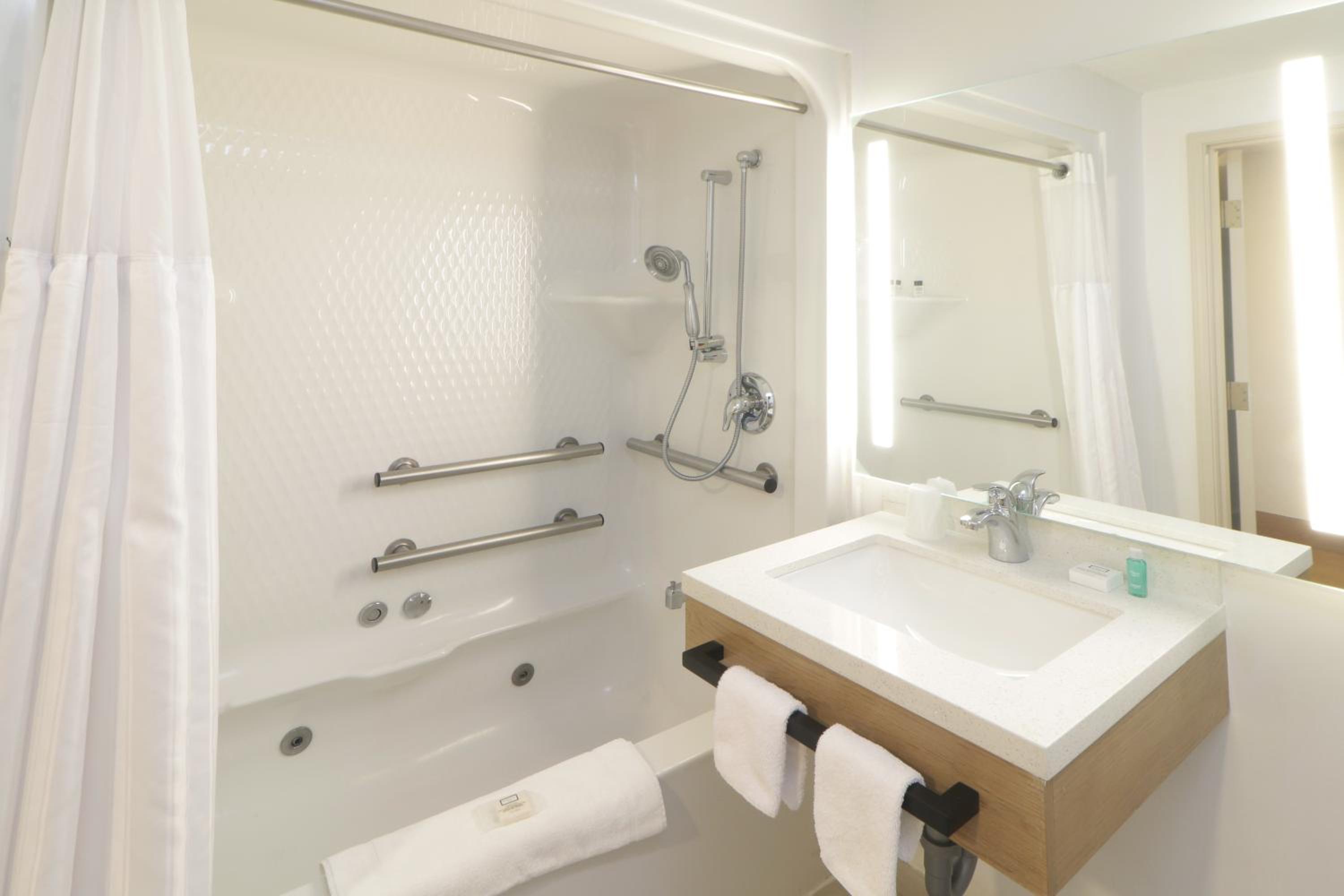 One-Bedroom King Suite with Bath Tub - Mobility/Hearing Access - Non-Smoking - Photo 4
