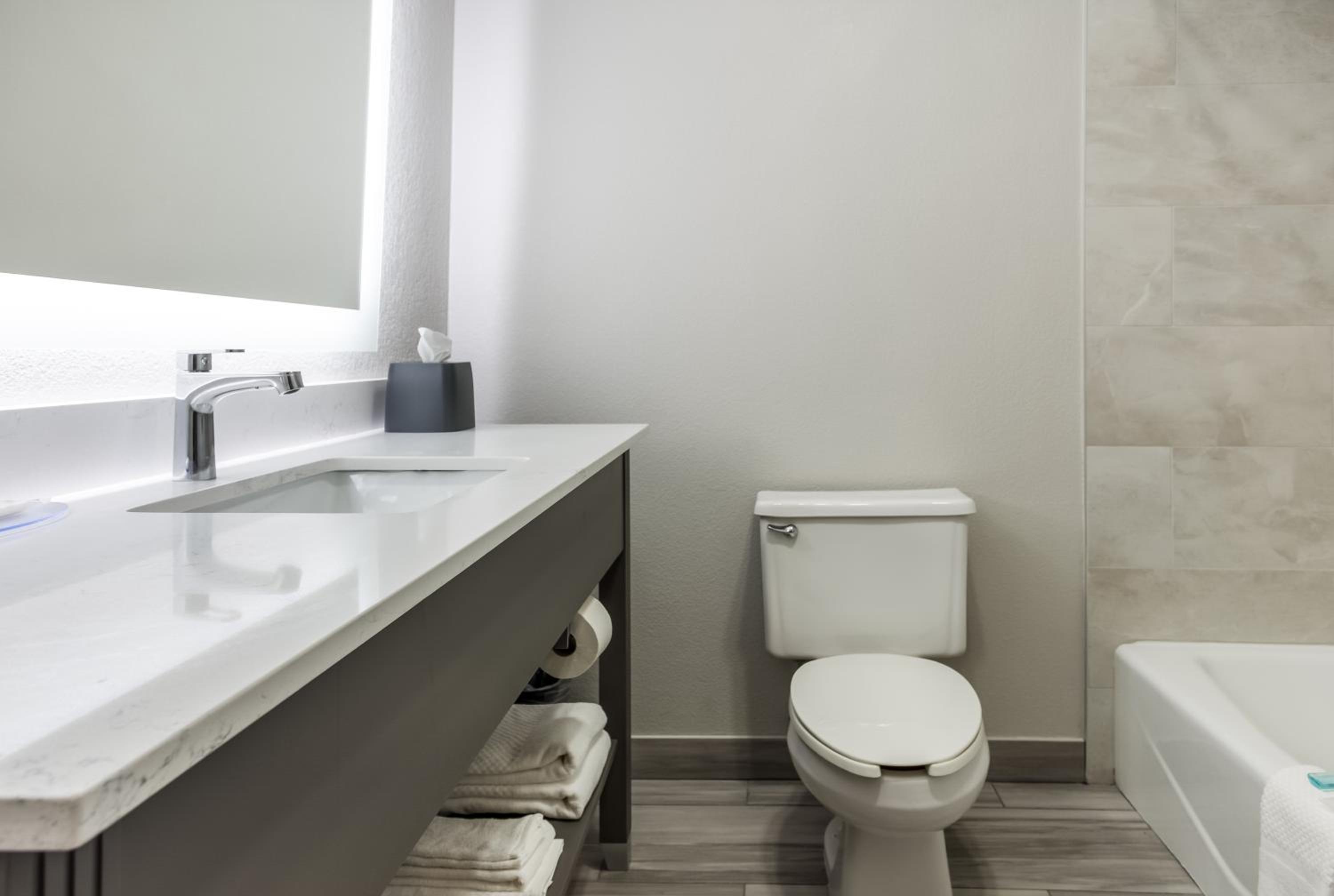 Efficiency Queen Suite with Dishwasher - Non Smoking - Photo 3