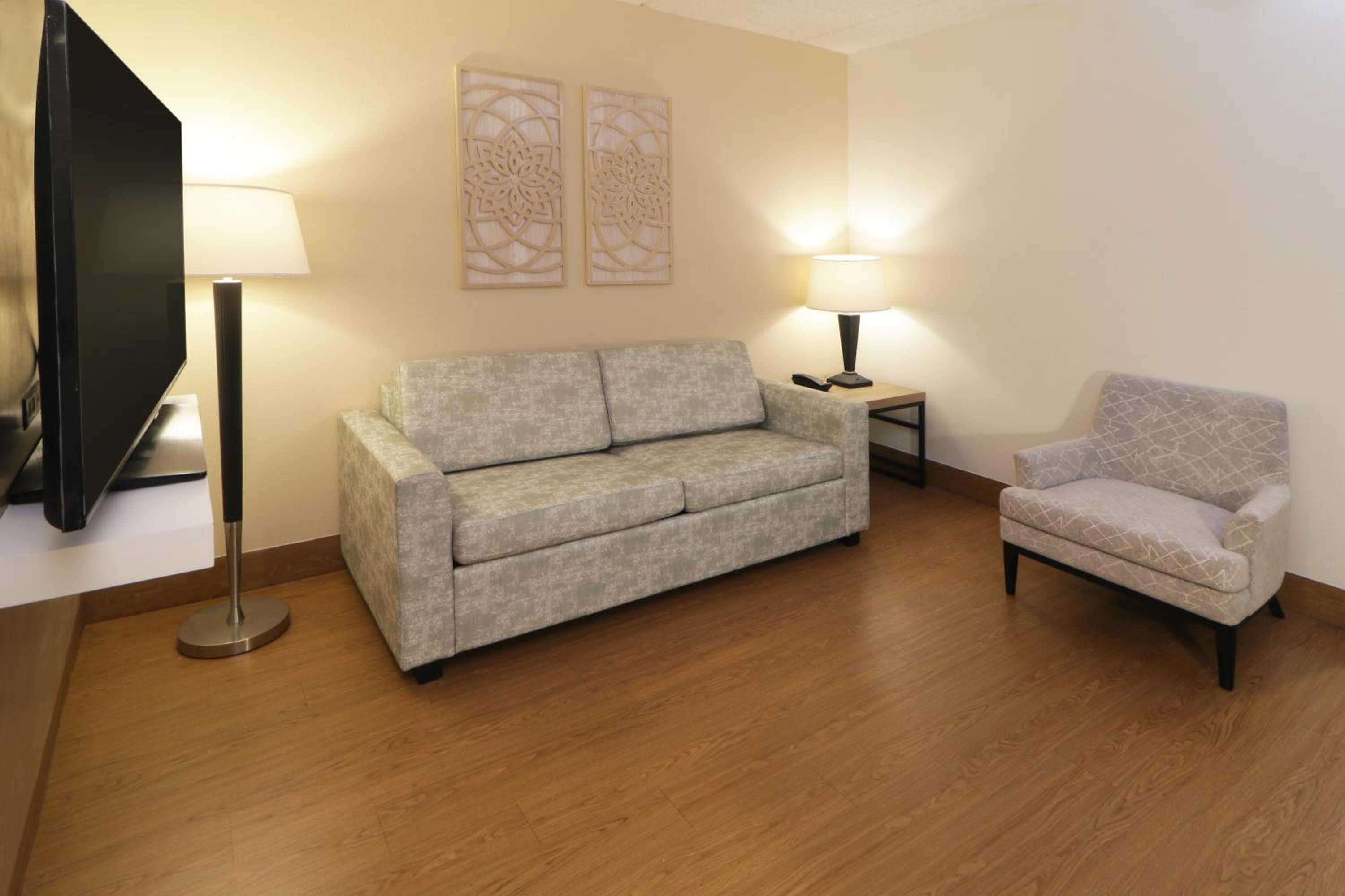King Suite - Non-Smoking - Photo 8