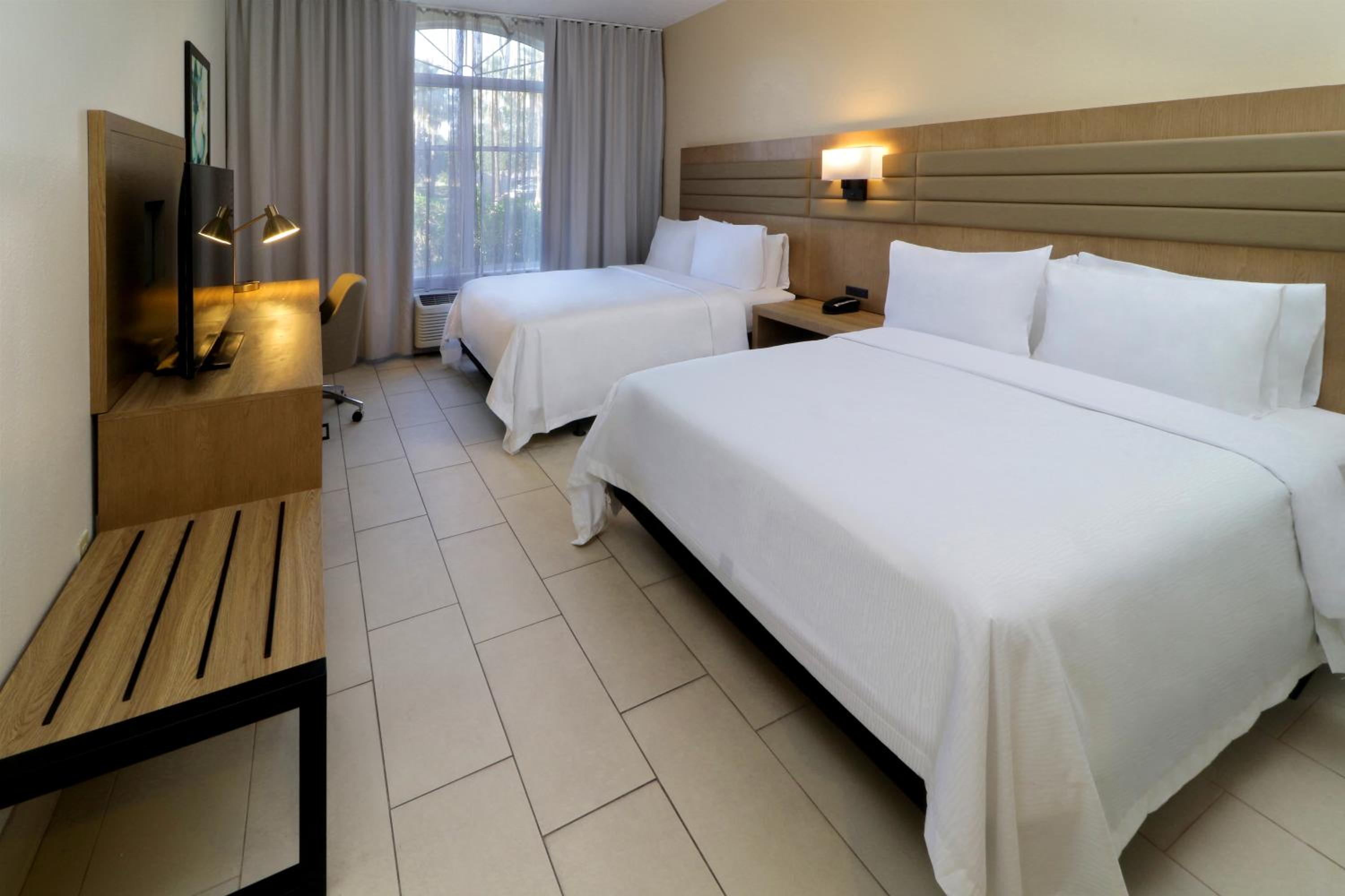 Queen Room with Two Queen Beds - Non-Smoking - Photo 3