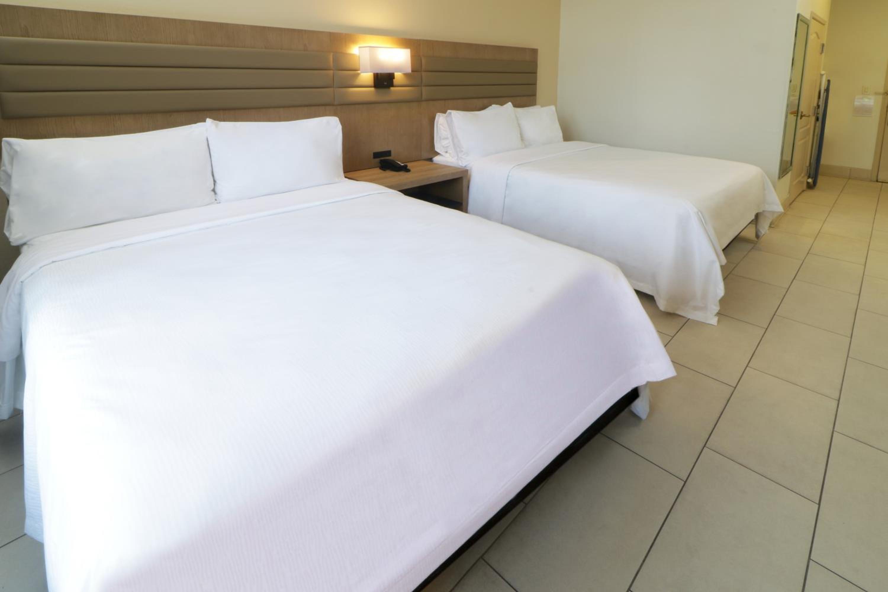 Queen Room with Two Queen Beds - Non-Smoking - Photo 4