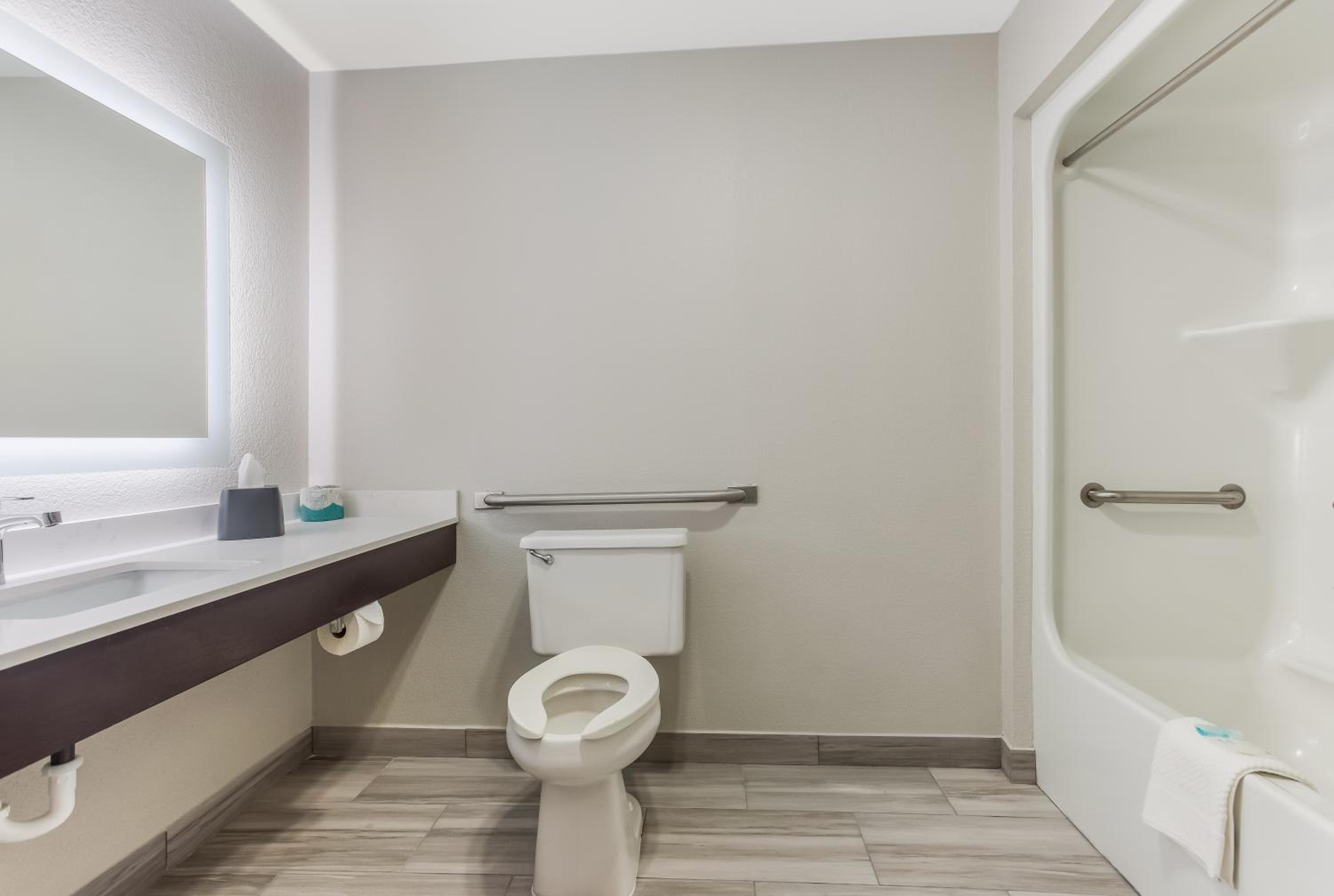 Efficiency Queen Suite - Disability Access/Non Smoking - Photo 3