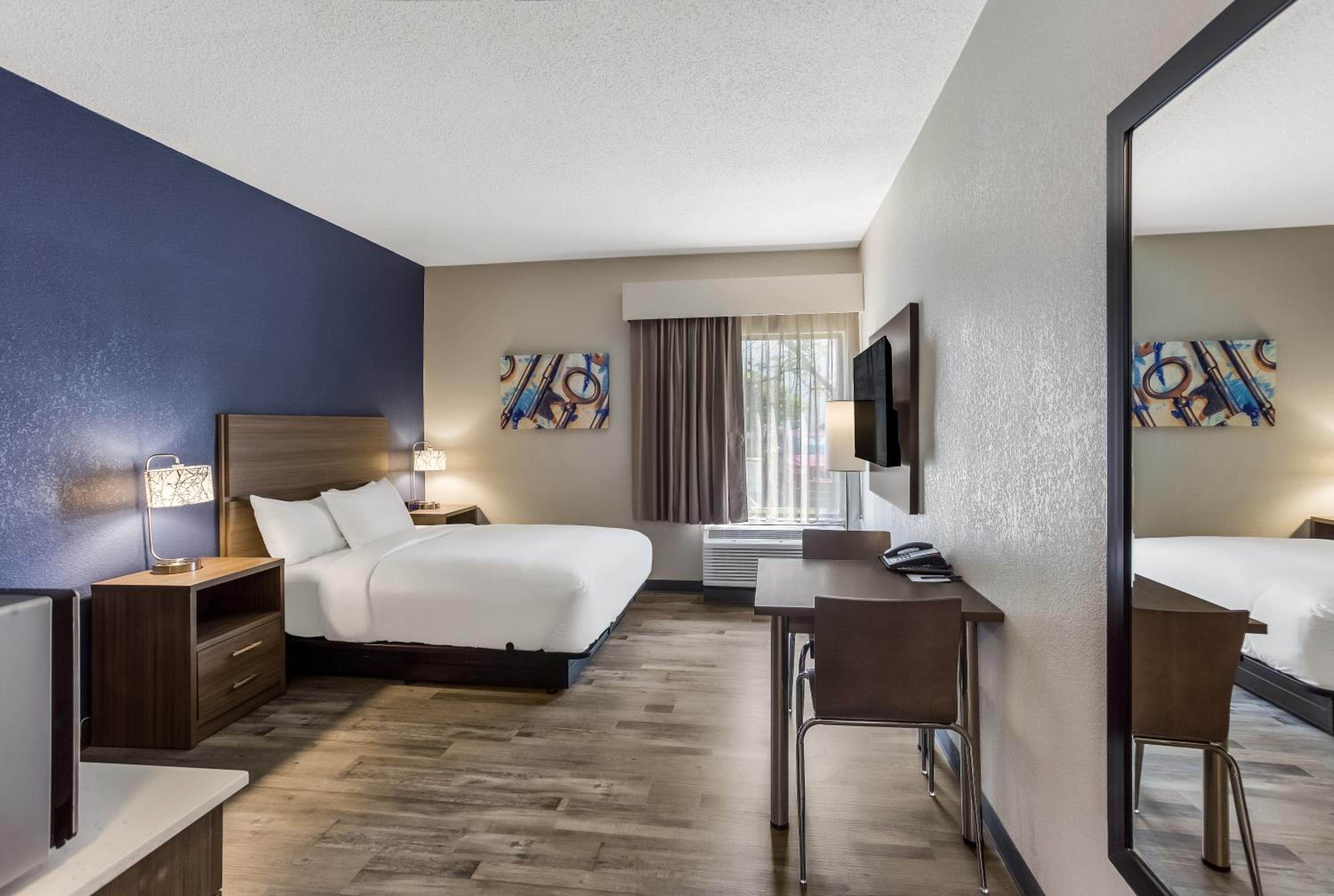 Efficiency Queen Suite - Disability Access/Non Smoking - Photo 4
