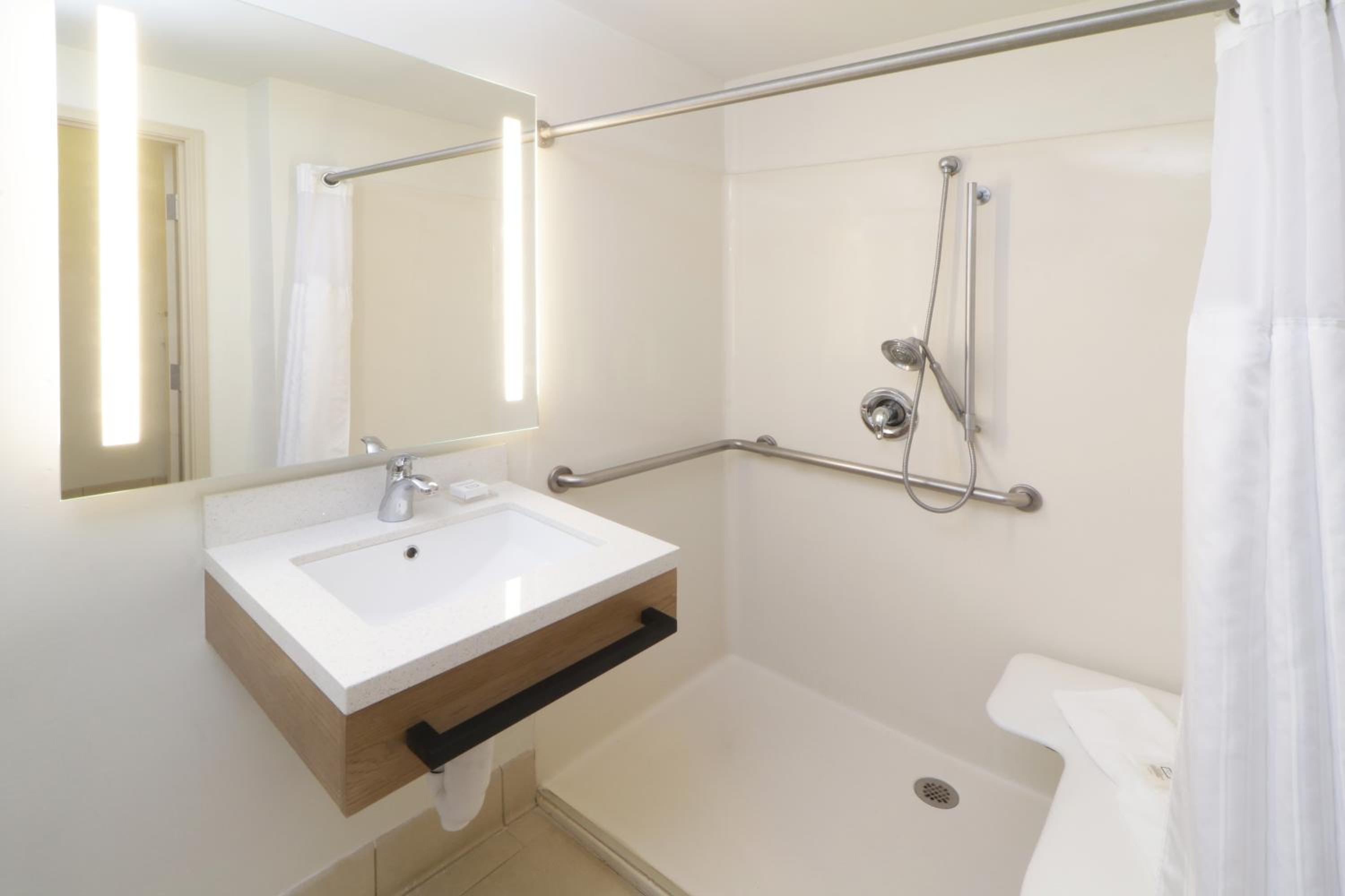 King Room with Roll-In Shower - Mobility/Hearing Accessible - Non-Smoking - Photo 2