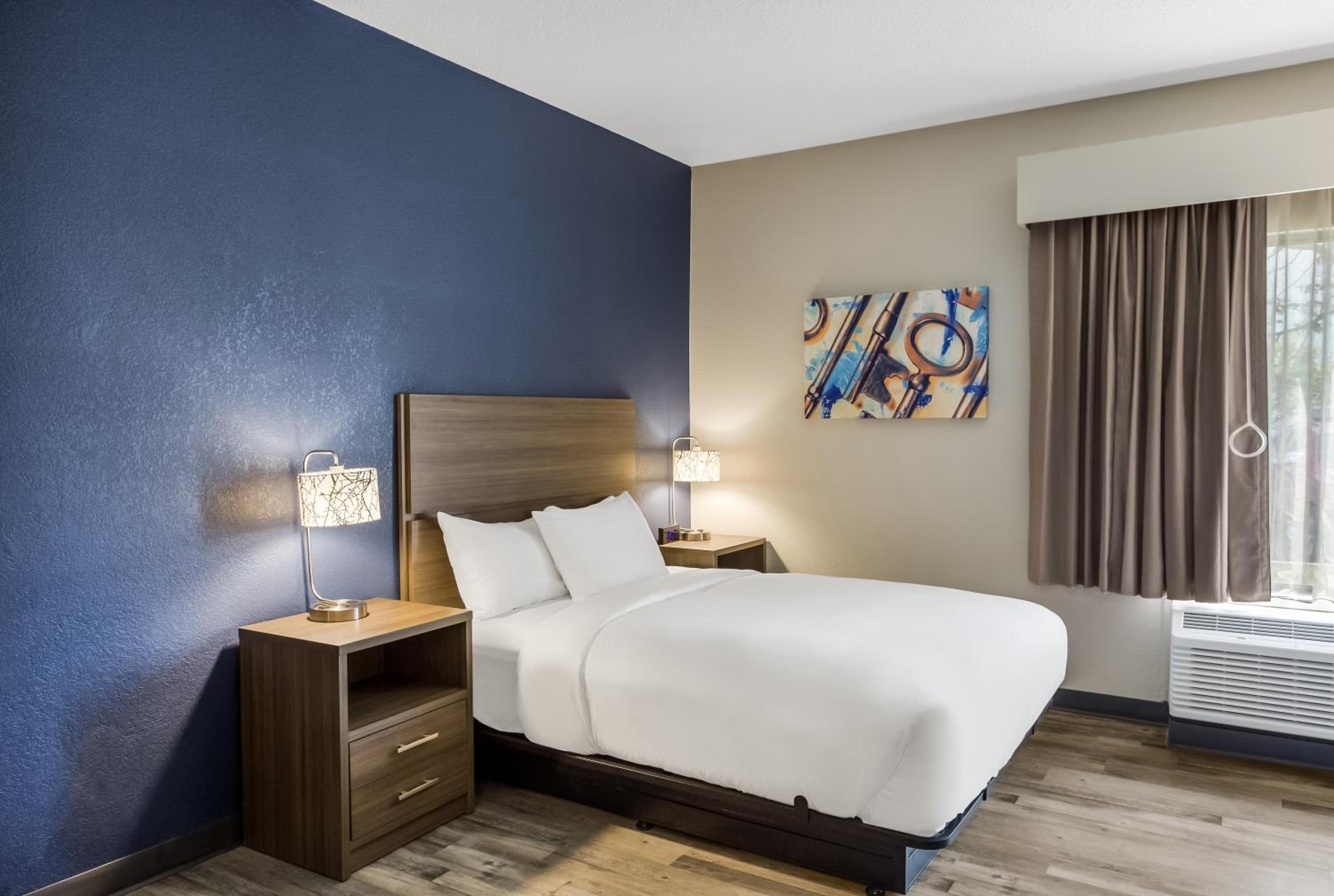 Efficiency Queen Suite - Disability Access/Non Smoking - Photo 1