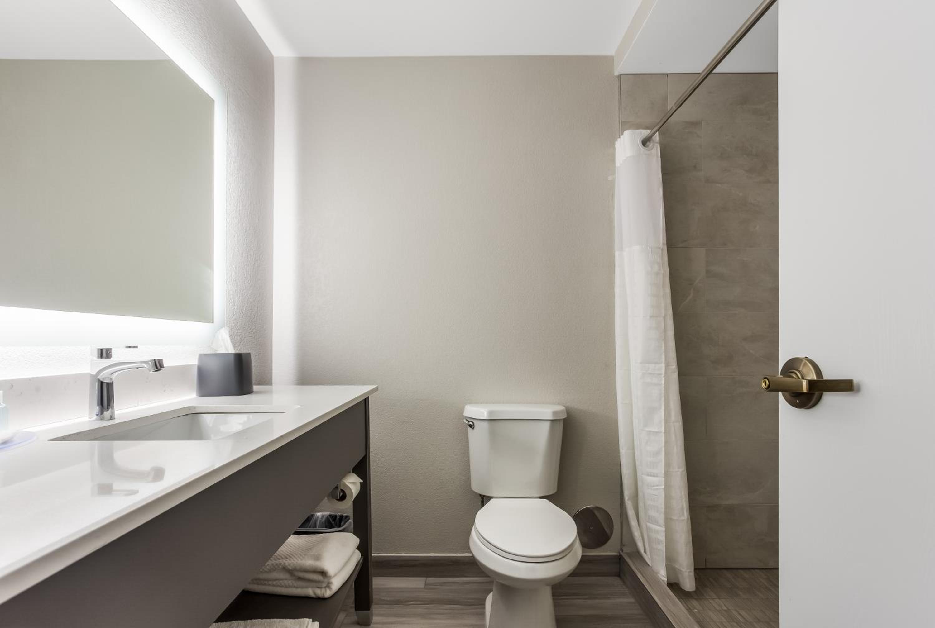 Efficiency Queen Suite with Dishwasher - Non Smoking - Photo 6