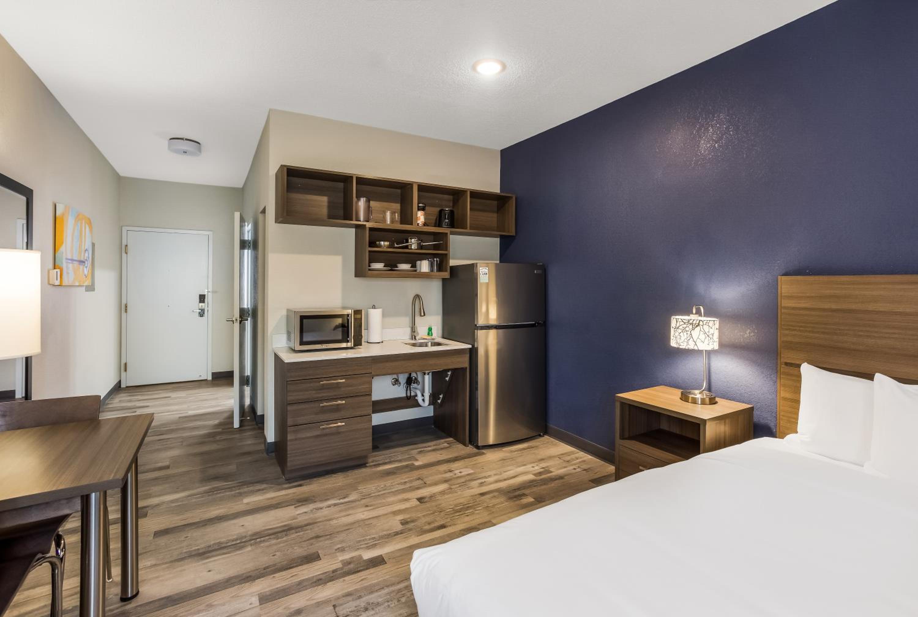 Efficiency Queen Suite with Roll-In Shower - Disability Access/Non Smoking - Photo 2