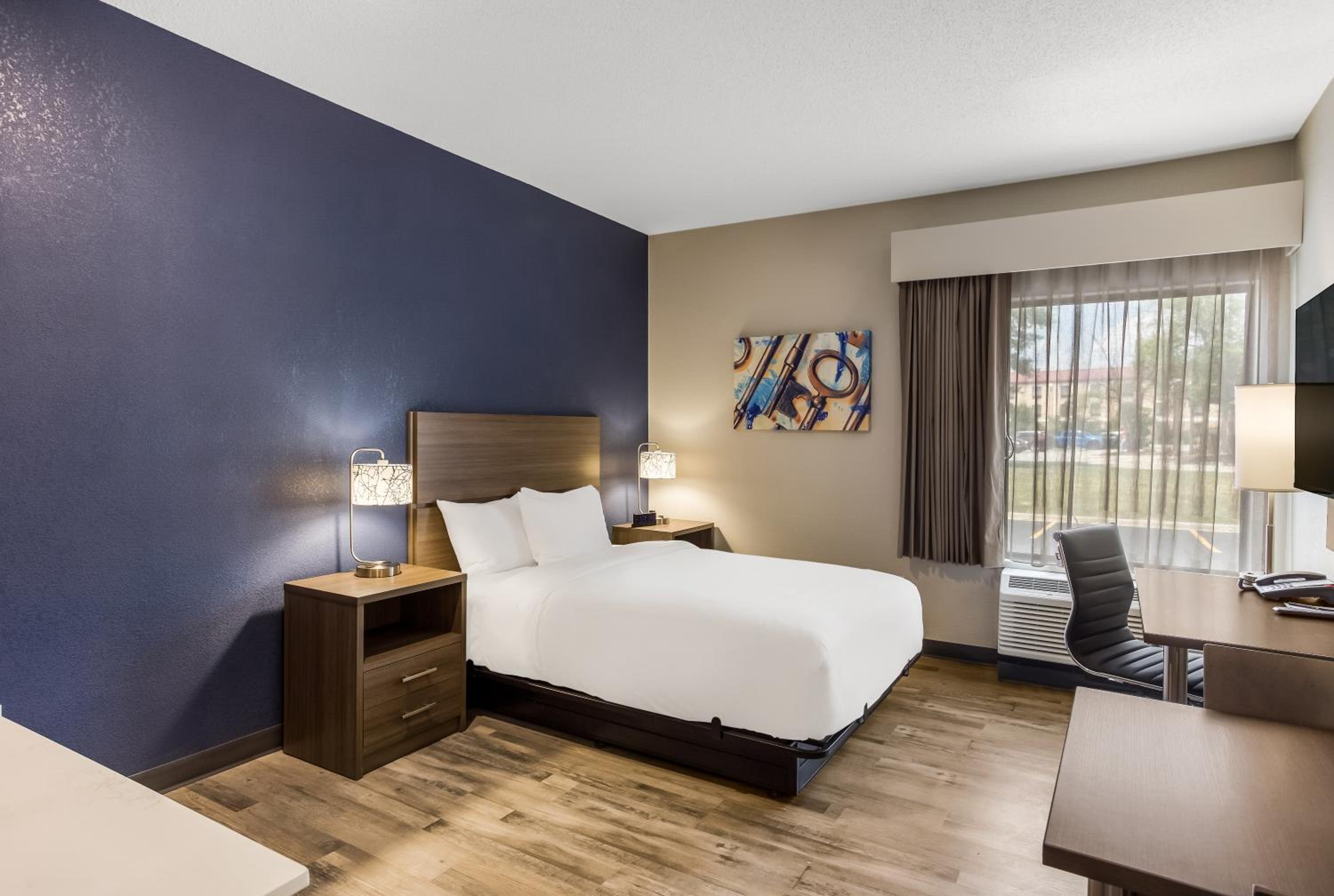 Efficiency Queen Suite with Roll-In Shower - Disability Access/Non Smoking - Photo 3