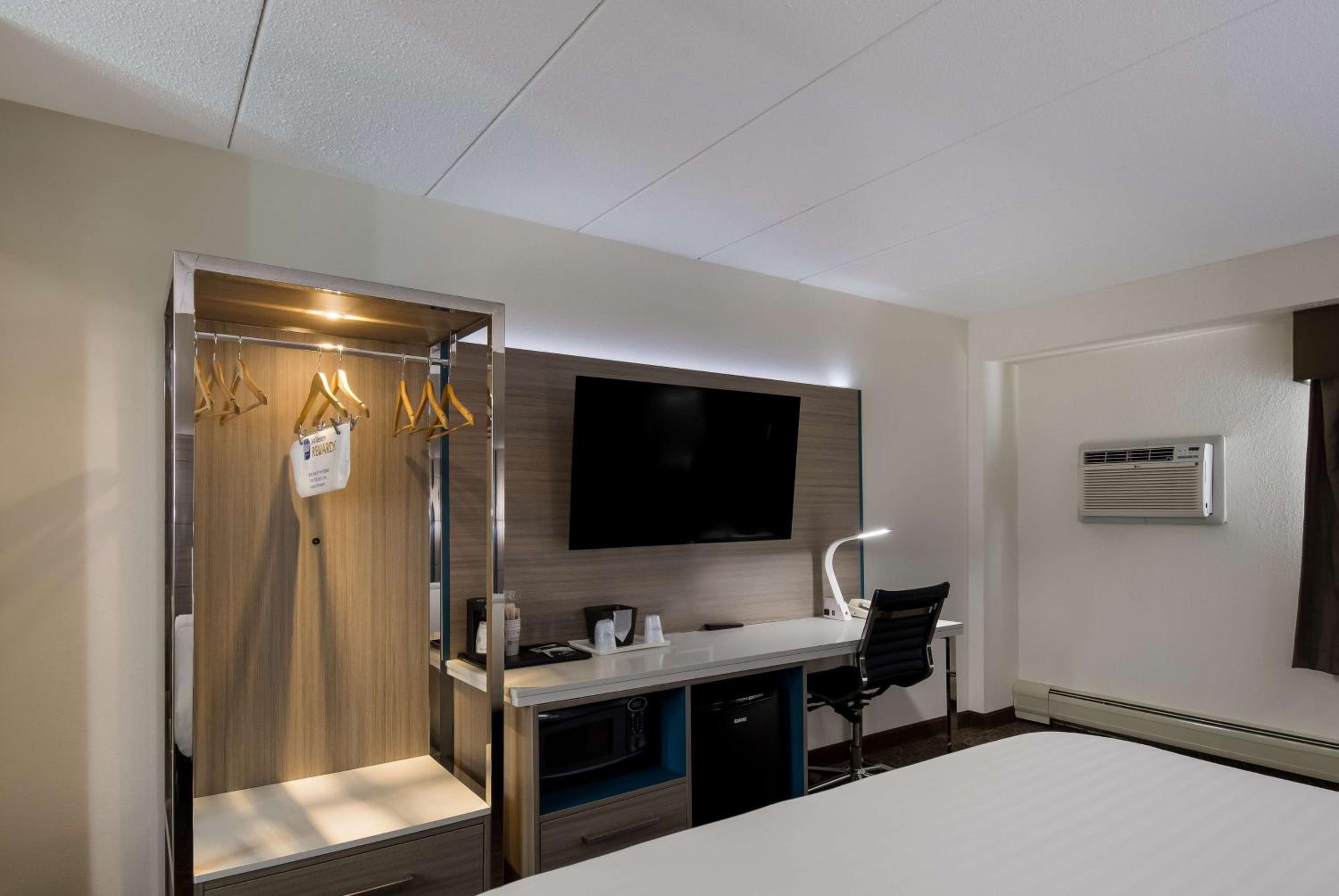 King Room - Non-Smoking photo 2