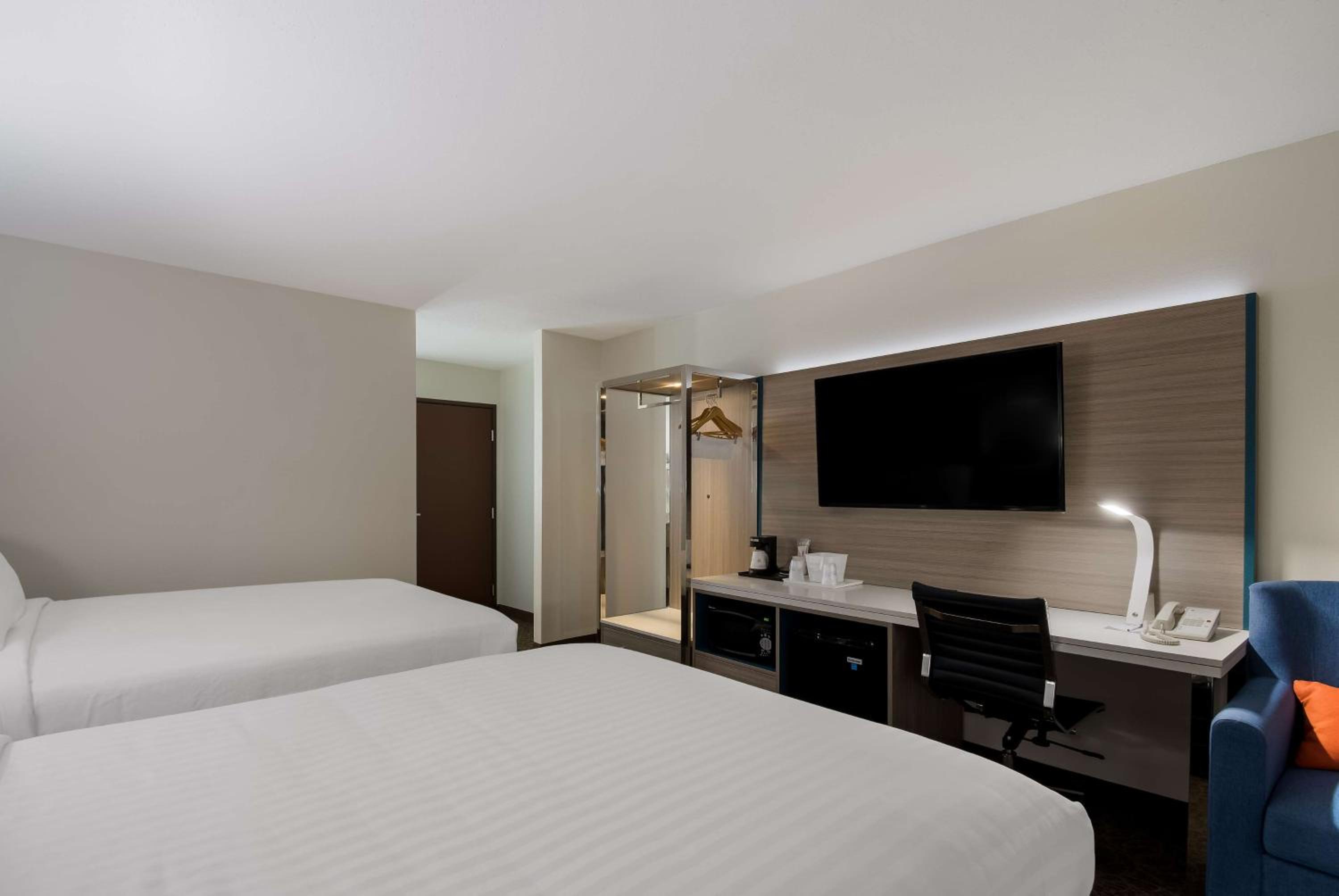 Queen Room with Two Queen Beds - Non-Smoking photo 1