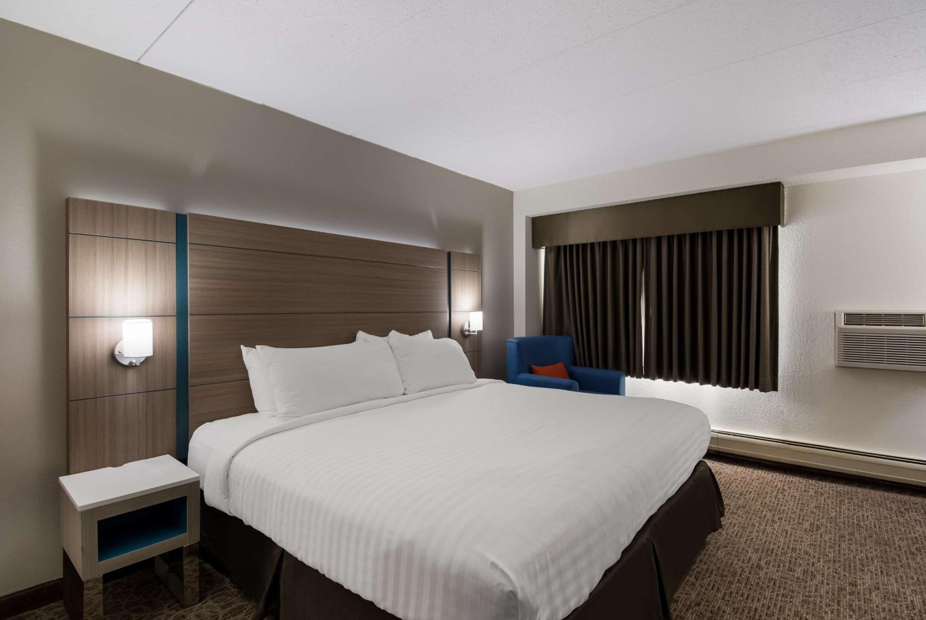 Room With One Double Bed And One Single Bed And Roll-In Shower - Disability Access photo 3