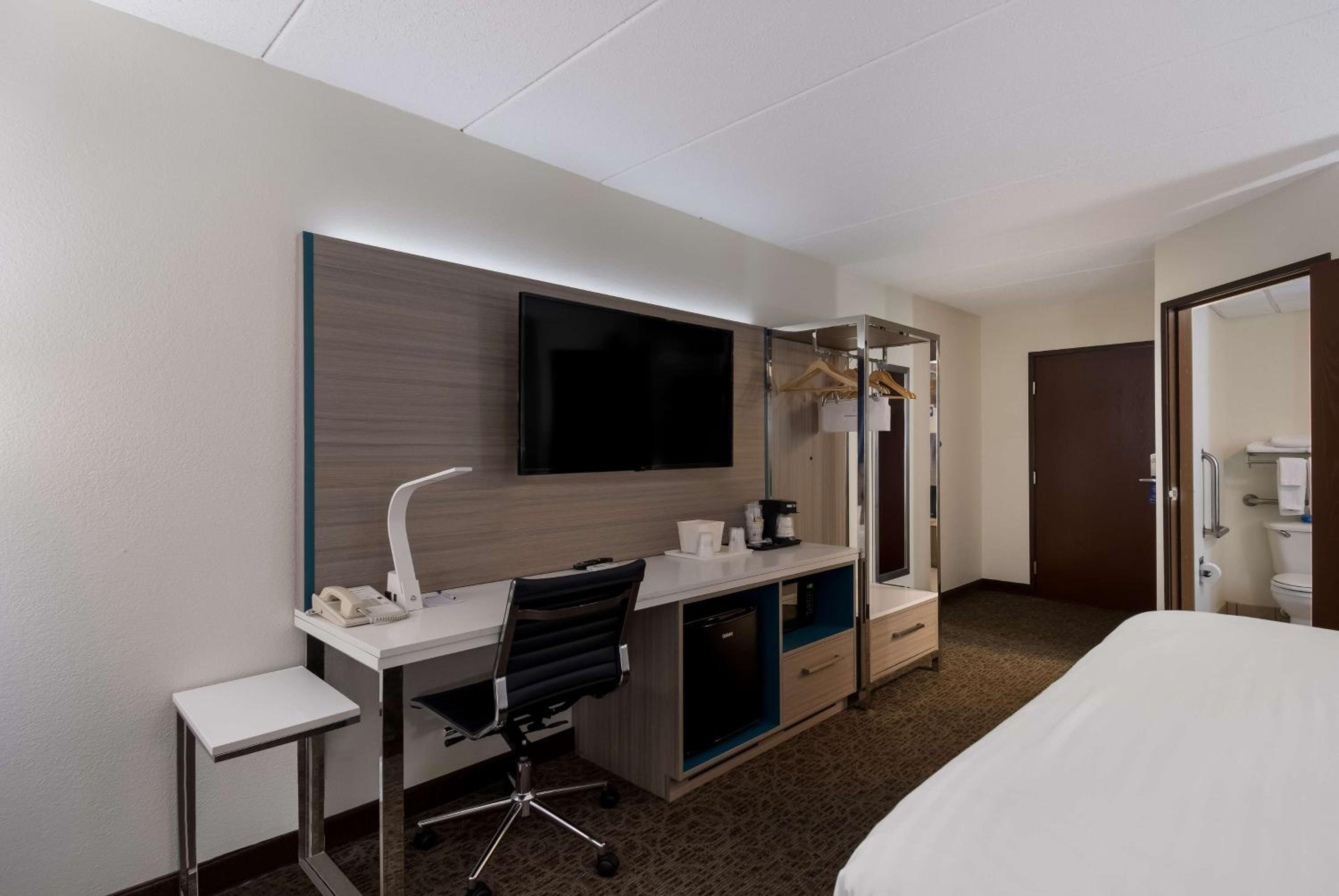 Room With One Double Bed And One Single Bed And Roll-In Shower - Disability Access photo 1