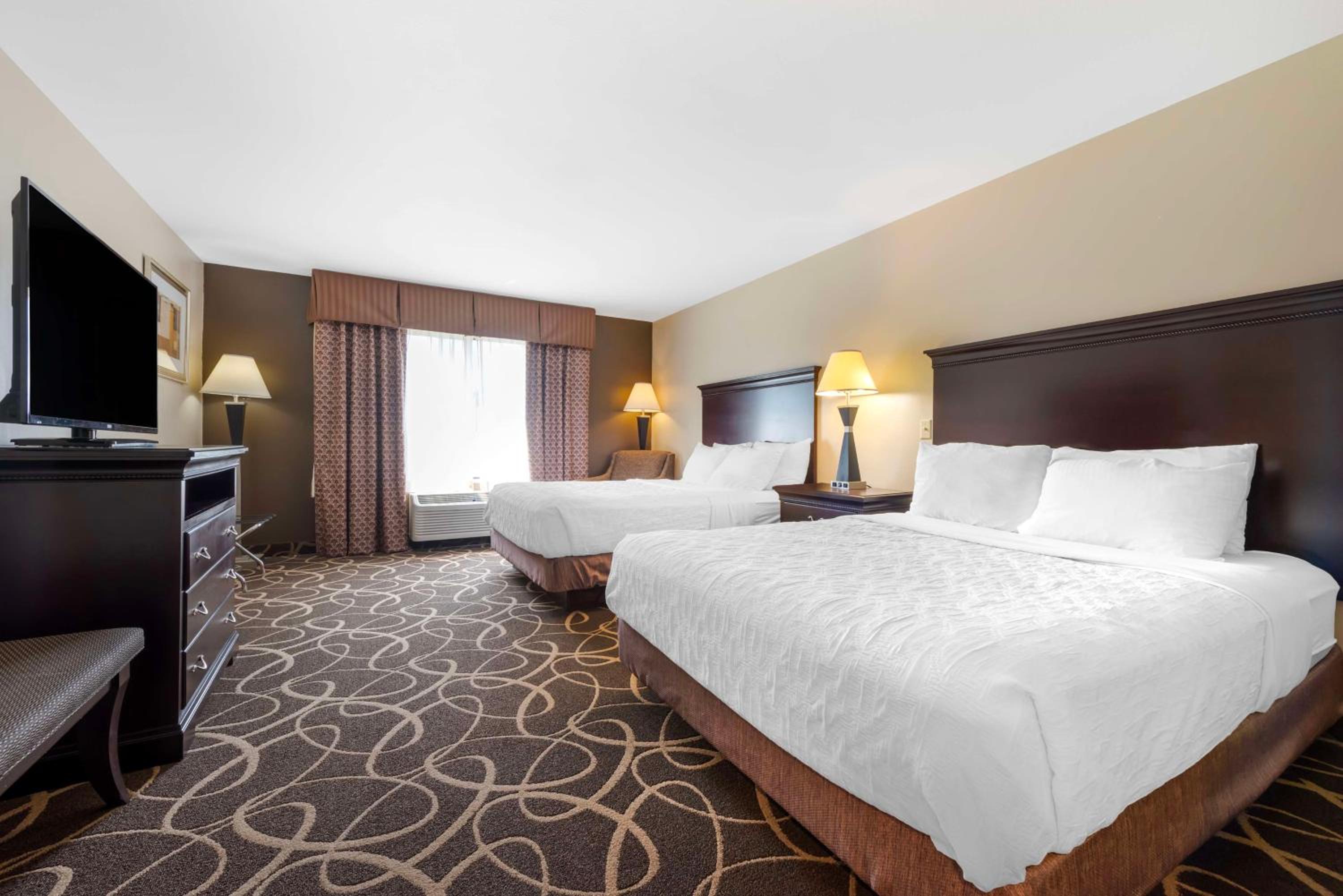 Queen Suite with Two Queen Beds with Sofa Bed - Photo 1