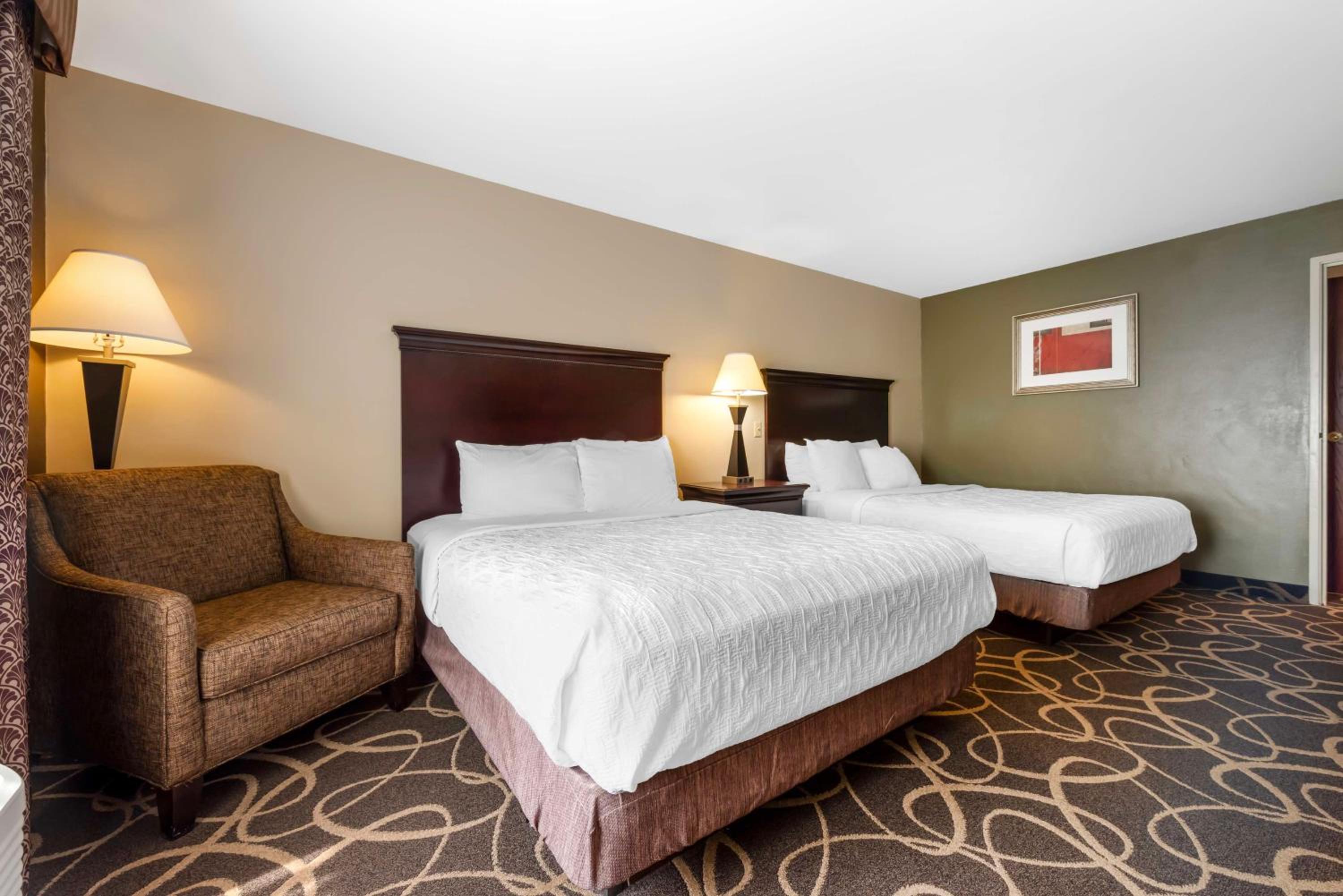 Queen Suite with Two Queen Beds with Sofa Bed - Photo 4