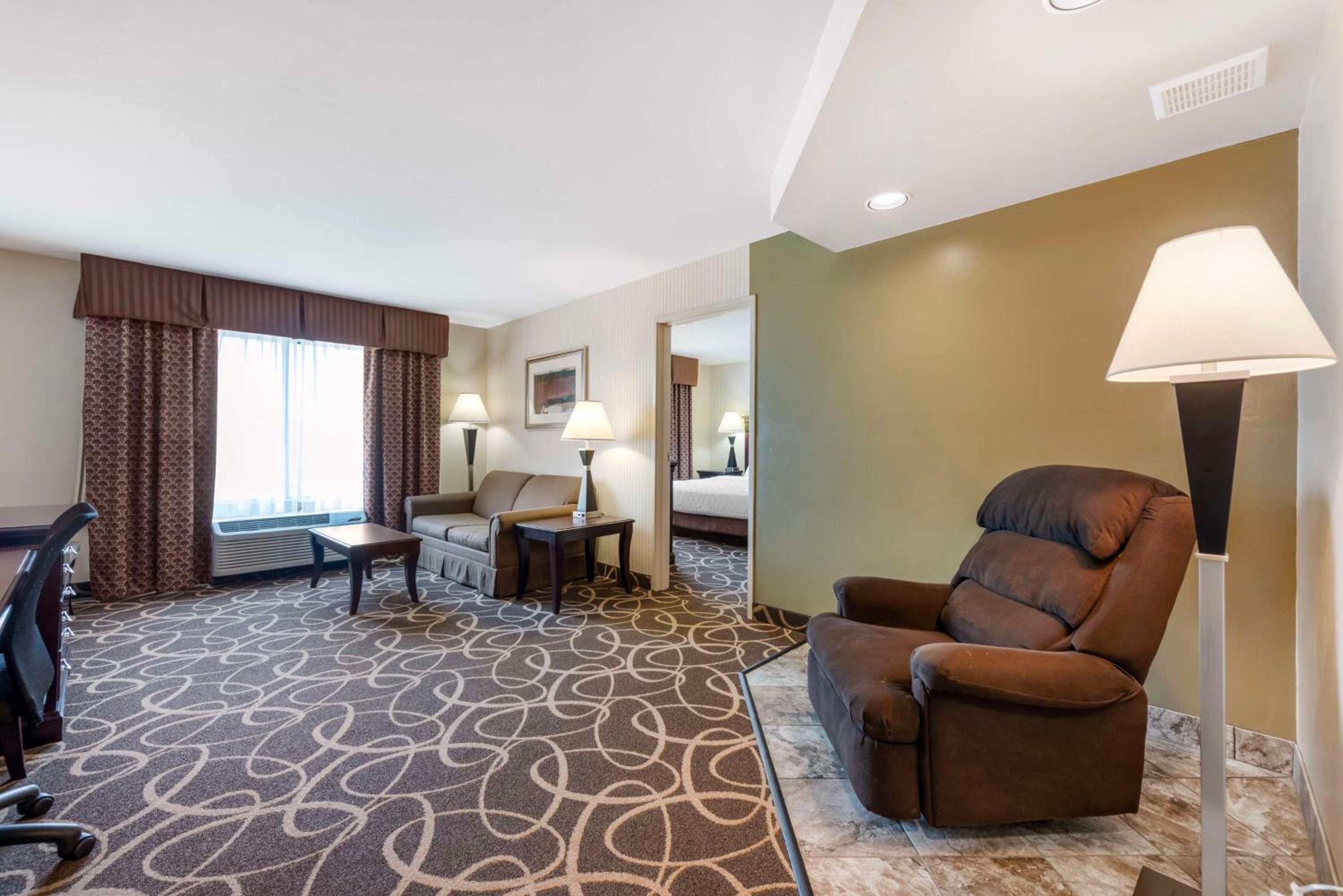 King Suite - Non-Smoking - Photo 2
