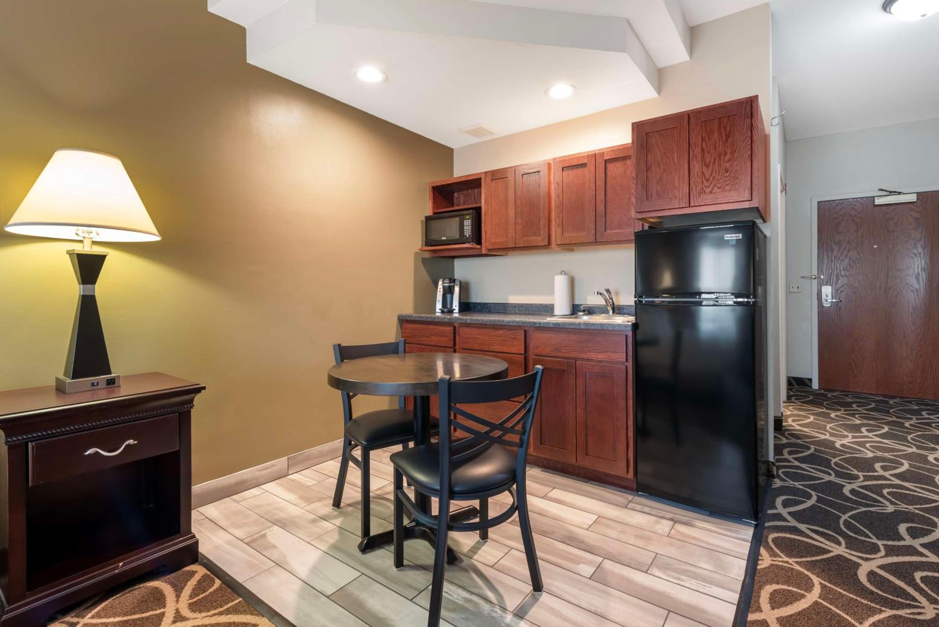 King Room with Kitchenette - Non-Smoking - Photo 2