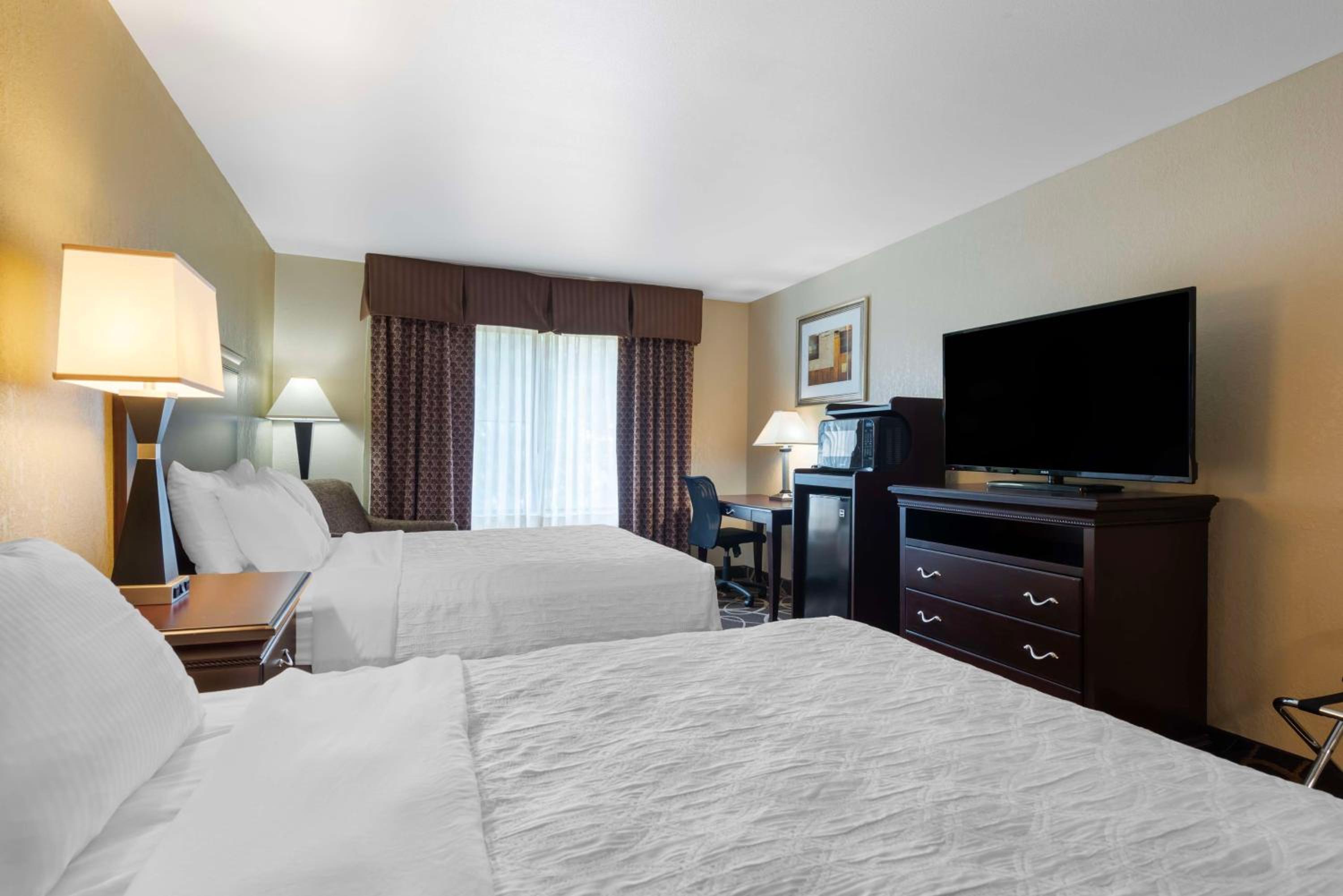 Queen Room with Two Queen Beds - Non-Smoking - Photo 2