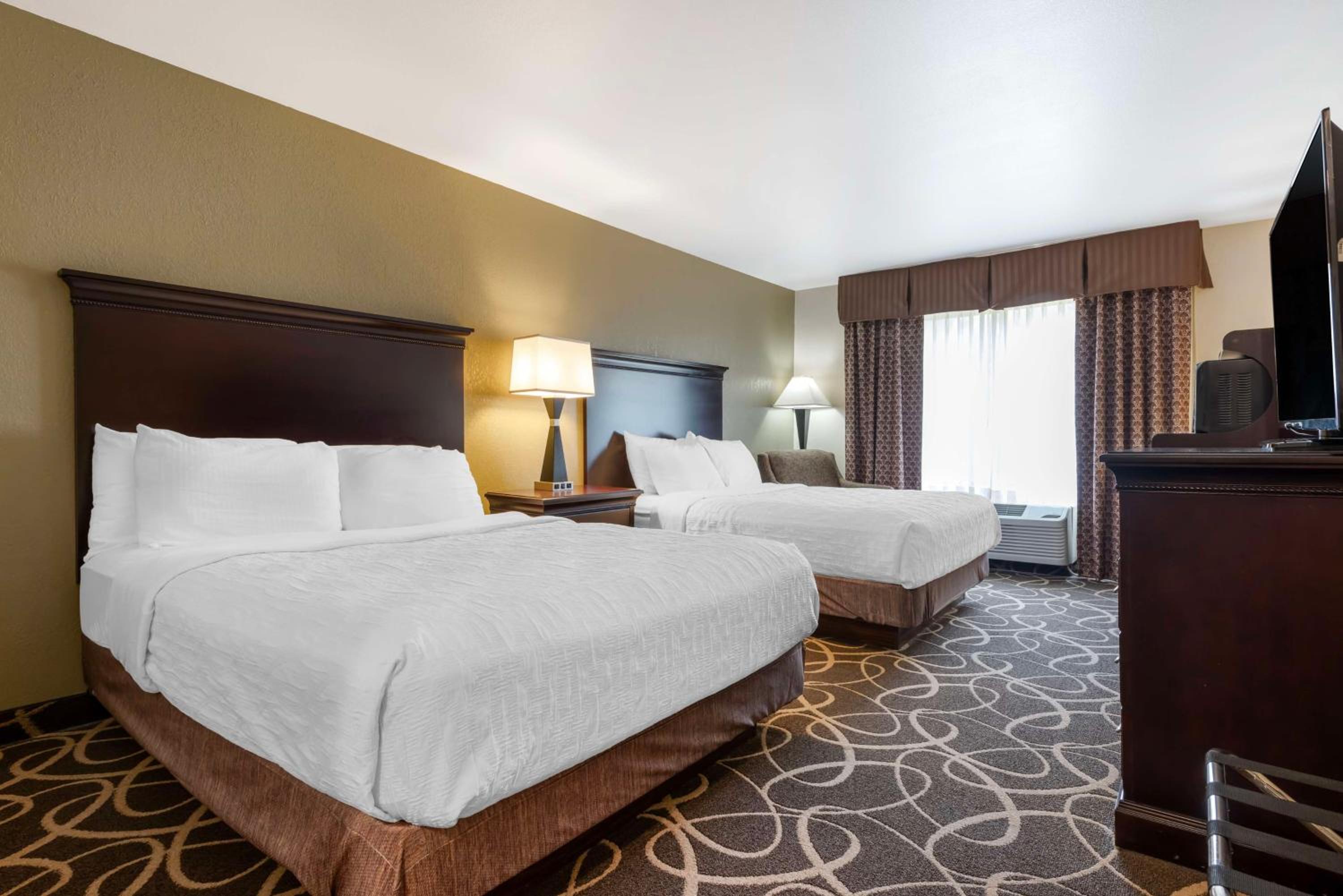 Queen Room with Two Queen Beds - Non-Smoking - Photo 1