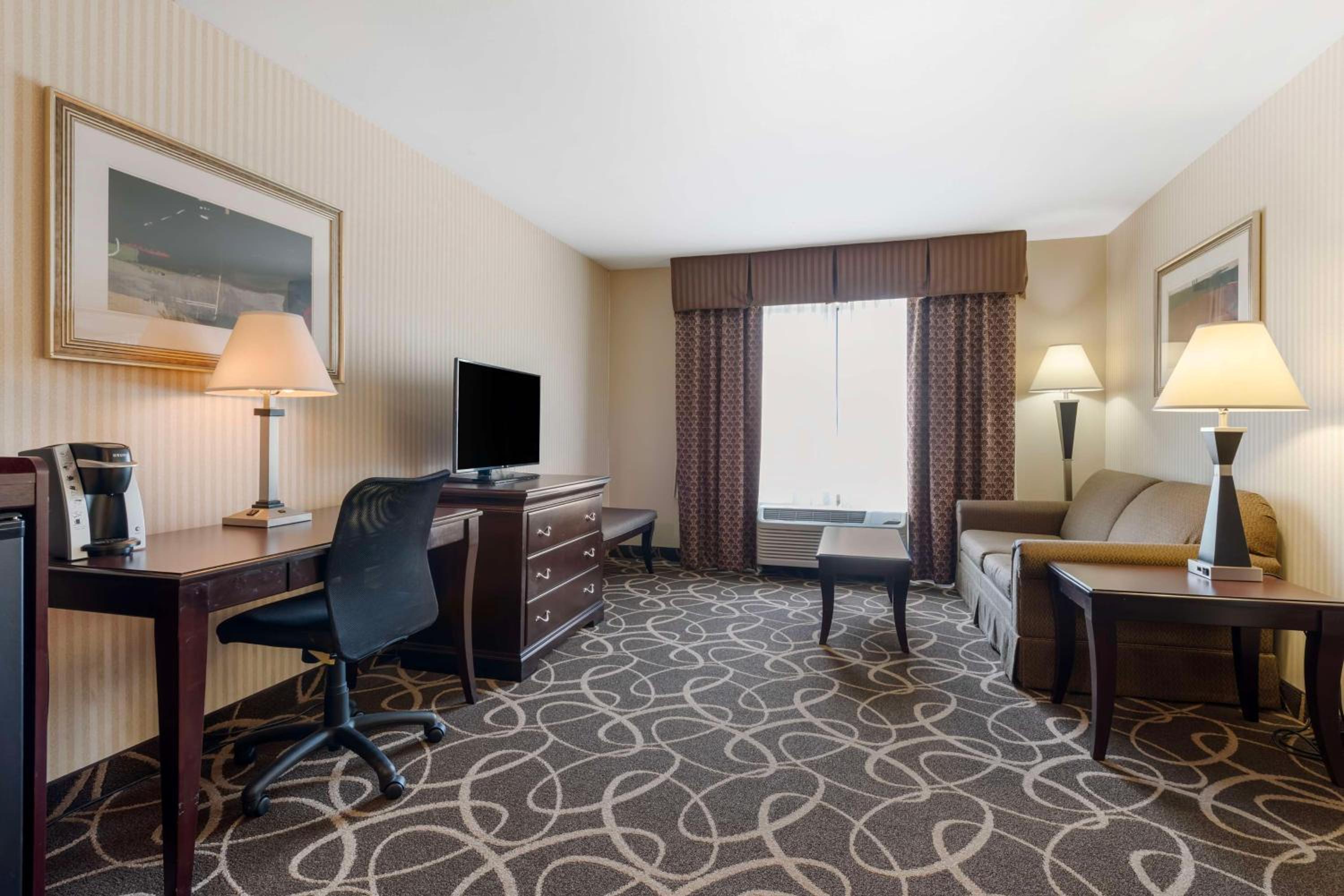 King Suite - Non-Smoking - Photo 5