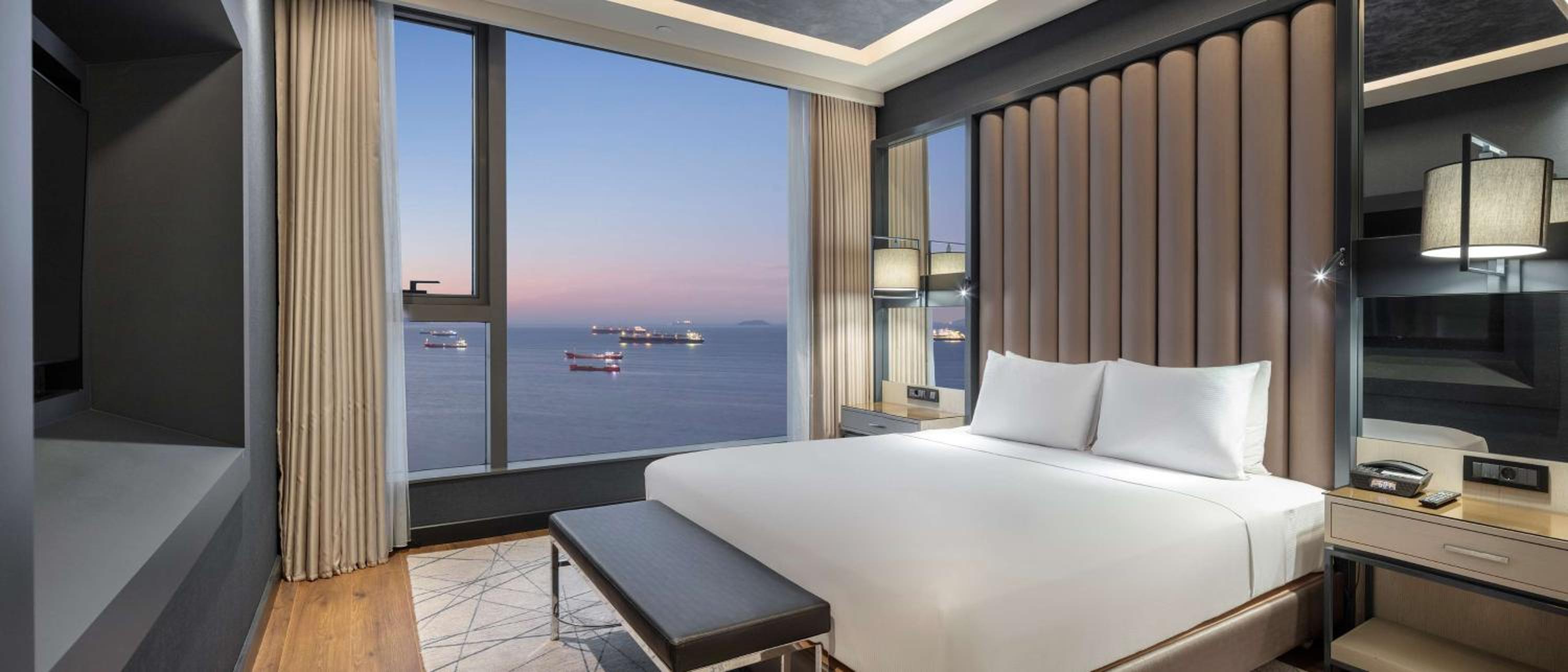 Grand Deluxe Suite With Sea View And Executive Lounge Access