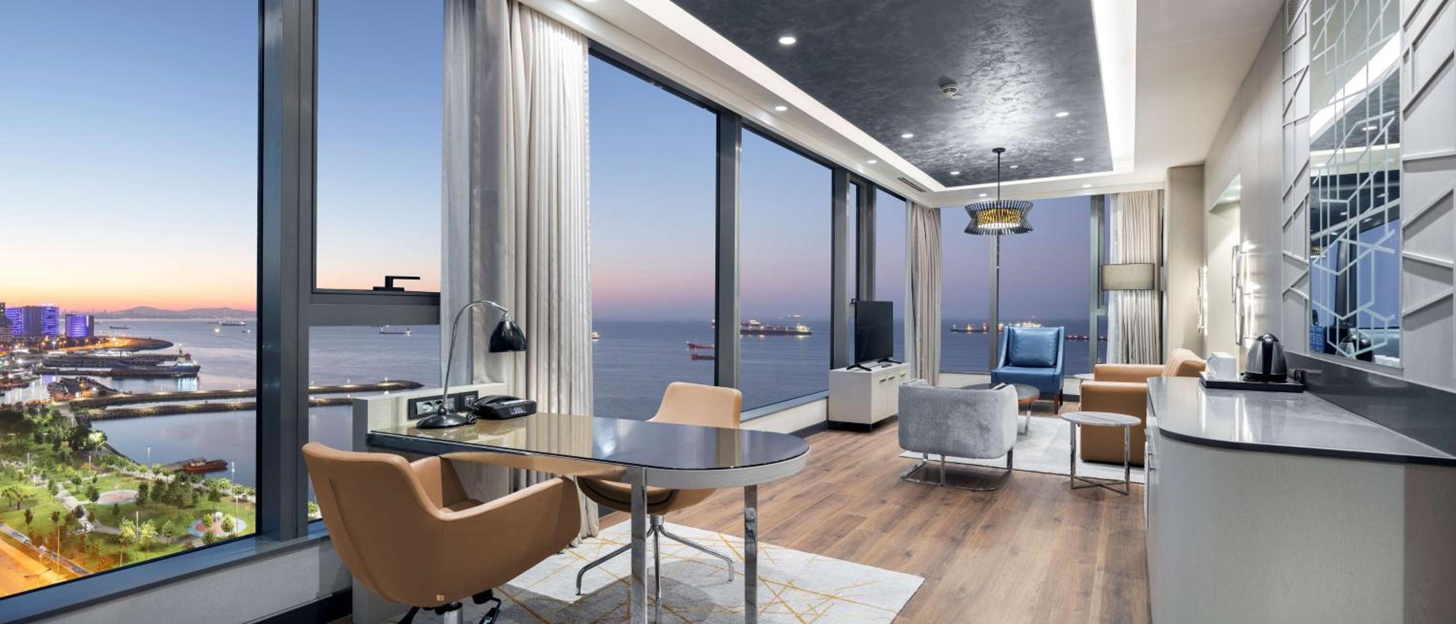 Grand Deluxe Suite With Sea View And Executive Lounge Access
