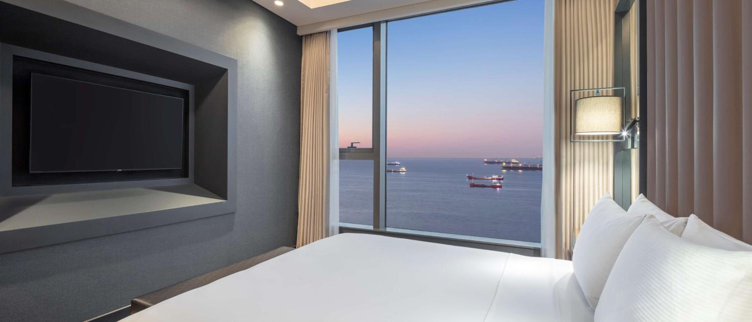 Grand Deluxe Suite With Sea View And Executive Lounge Access thumbnail 6