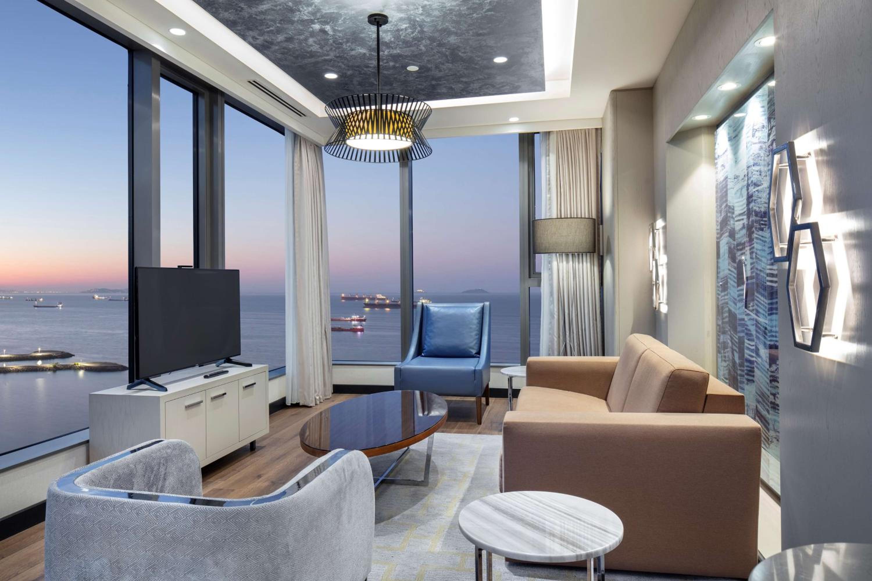 Grand Deluxe Suite With Sea View And Executive Lounge Access thumbnail 5
