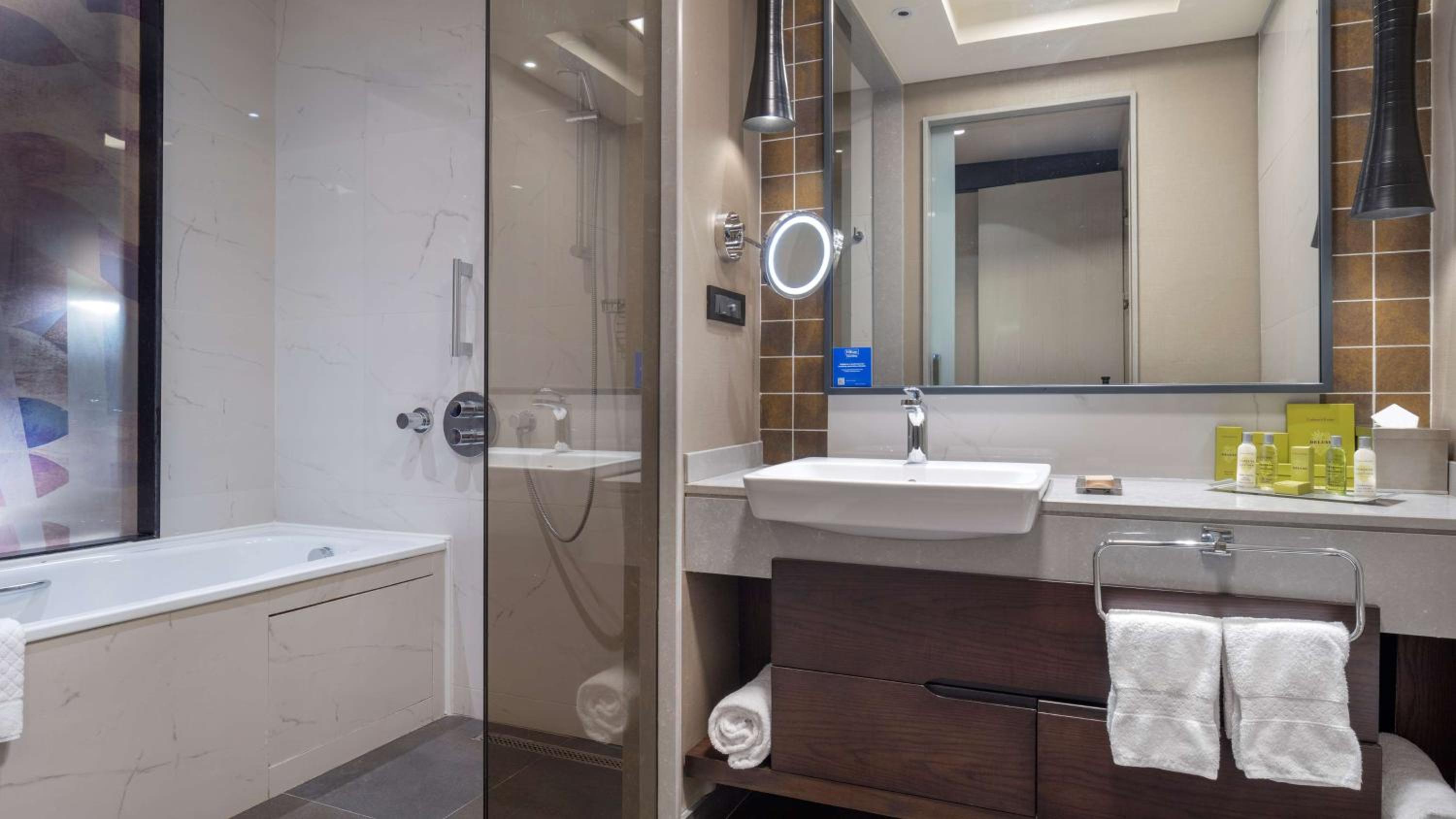 Grand Deluxe Suite With Sea View And Executive Lounge Access
