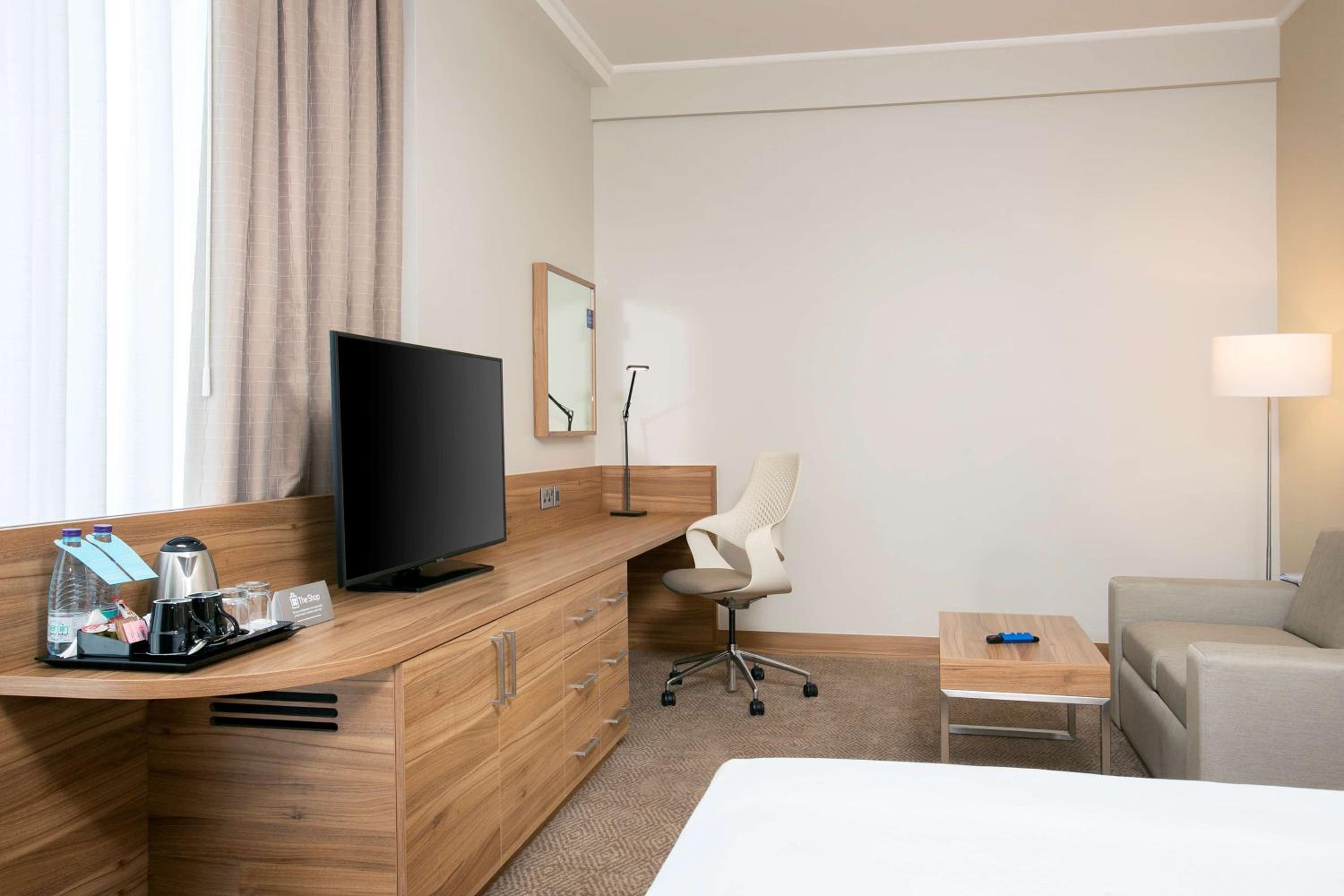 Queen Room with Sofa - Photo 2