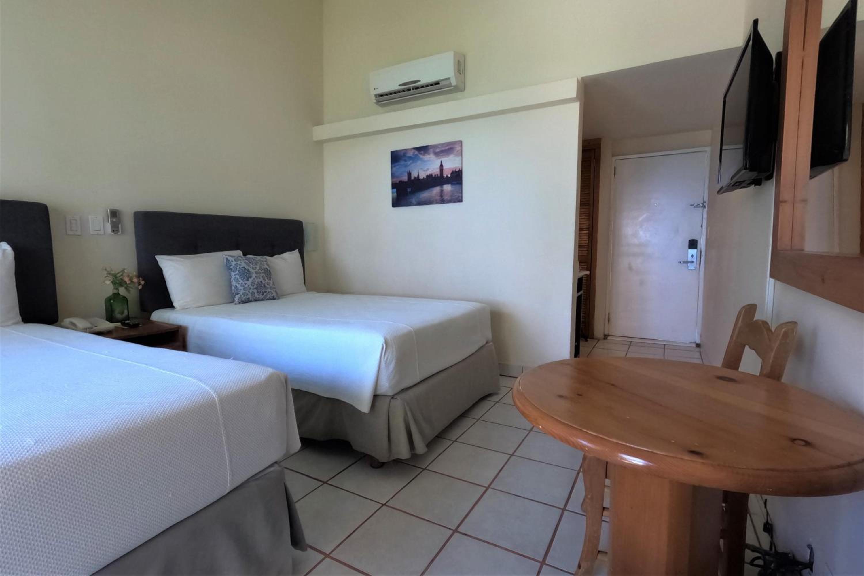 Double Room with Two Double Beds - Photo 4