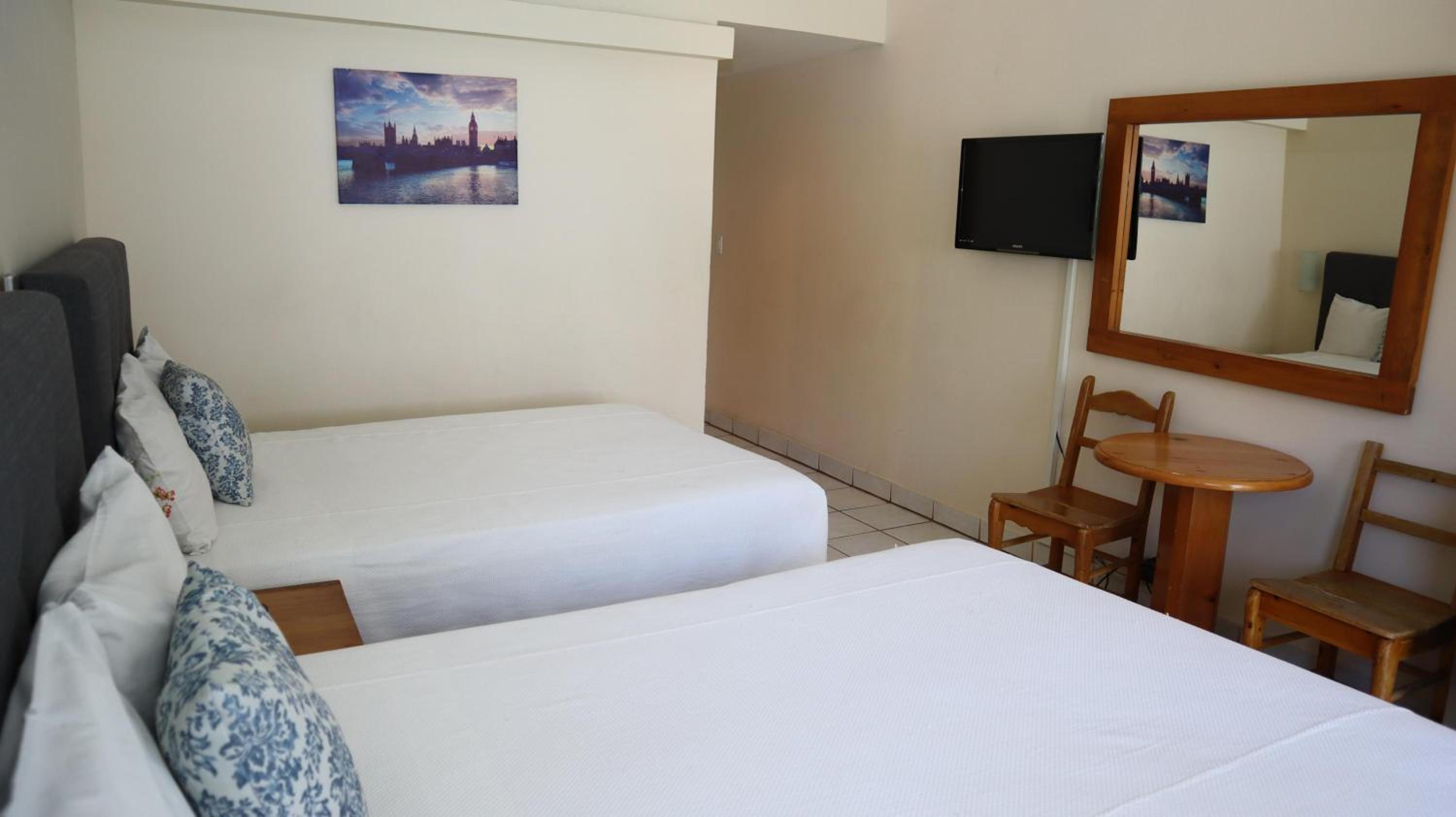 Double Room with Two Double Beds - Photo 6