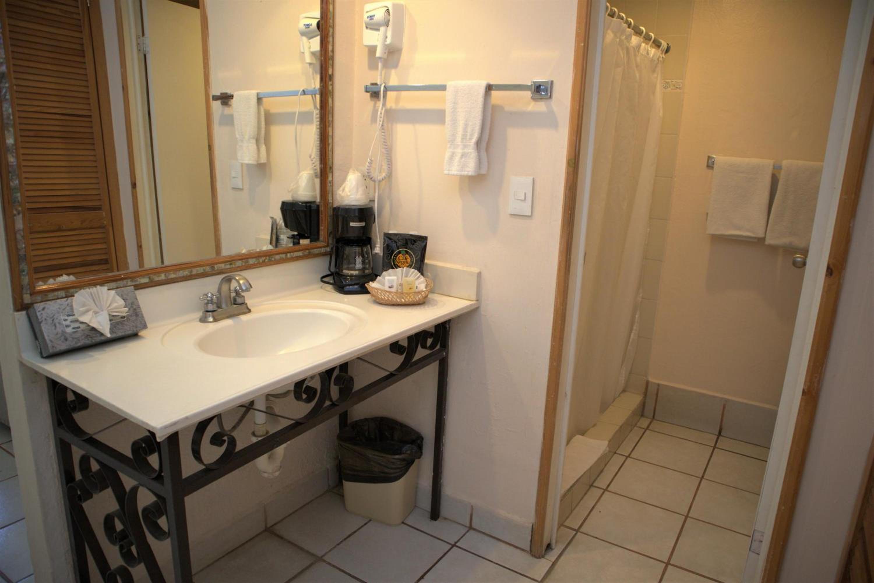 Double Room with Two Double Beds - Photo 2