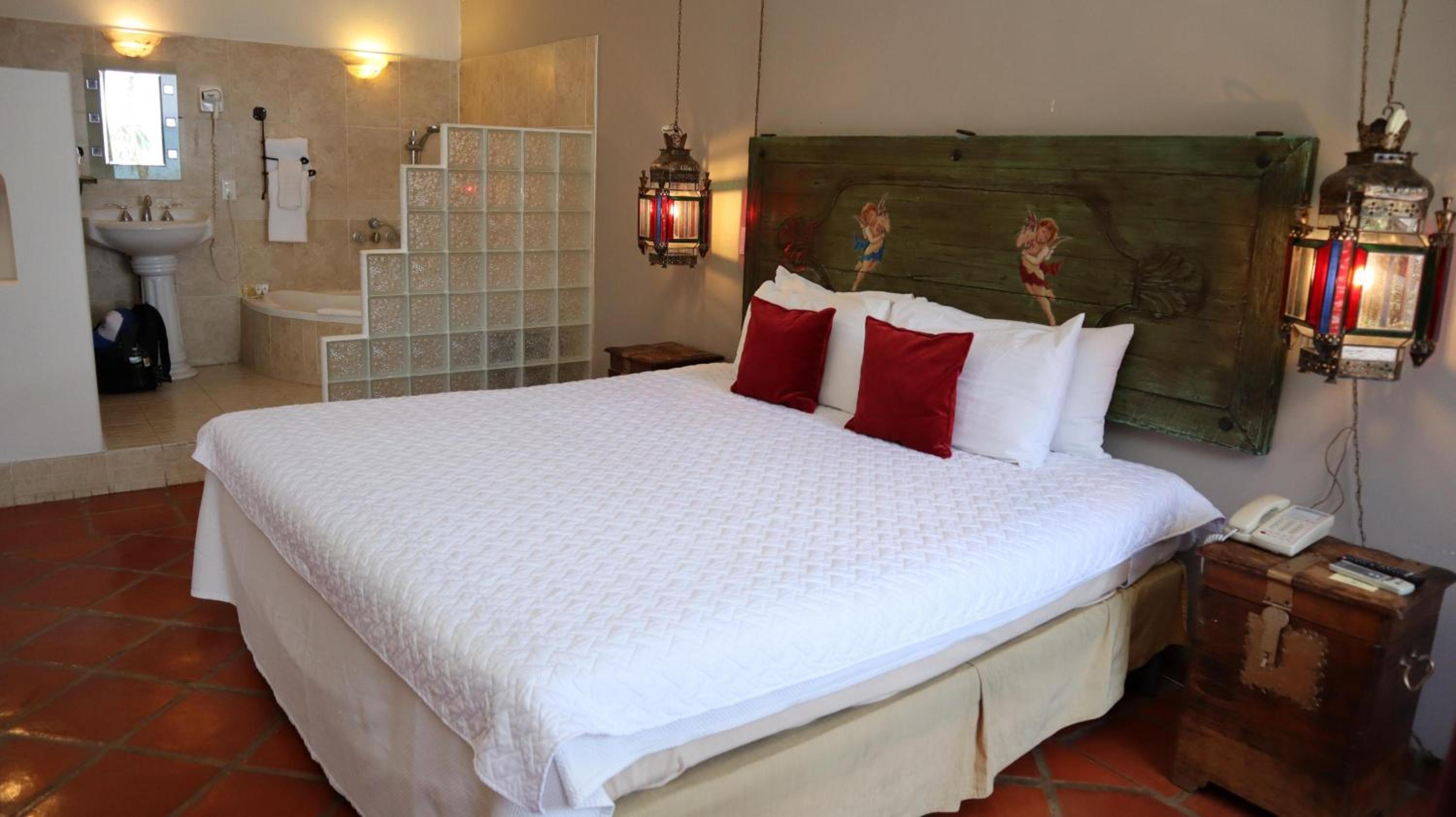 Honeymoon Suite - Photo 2
