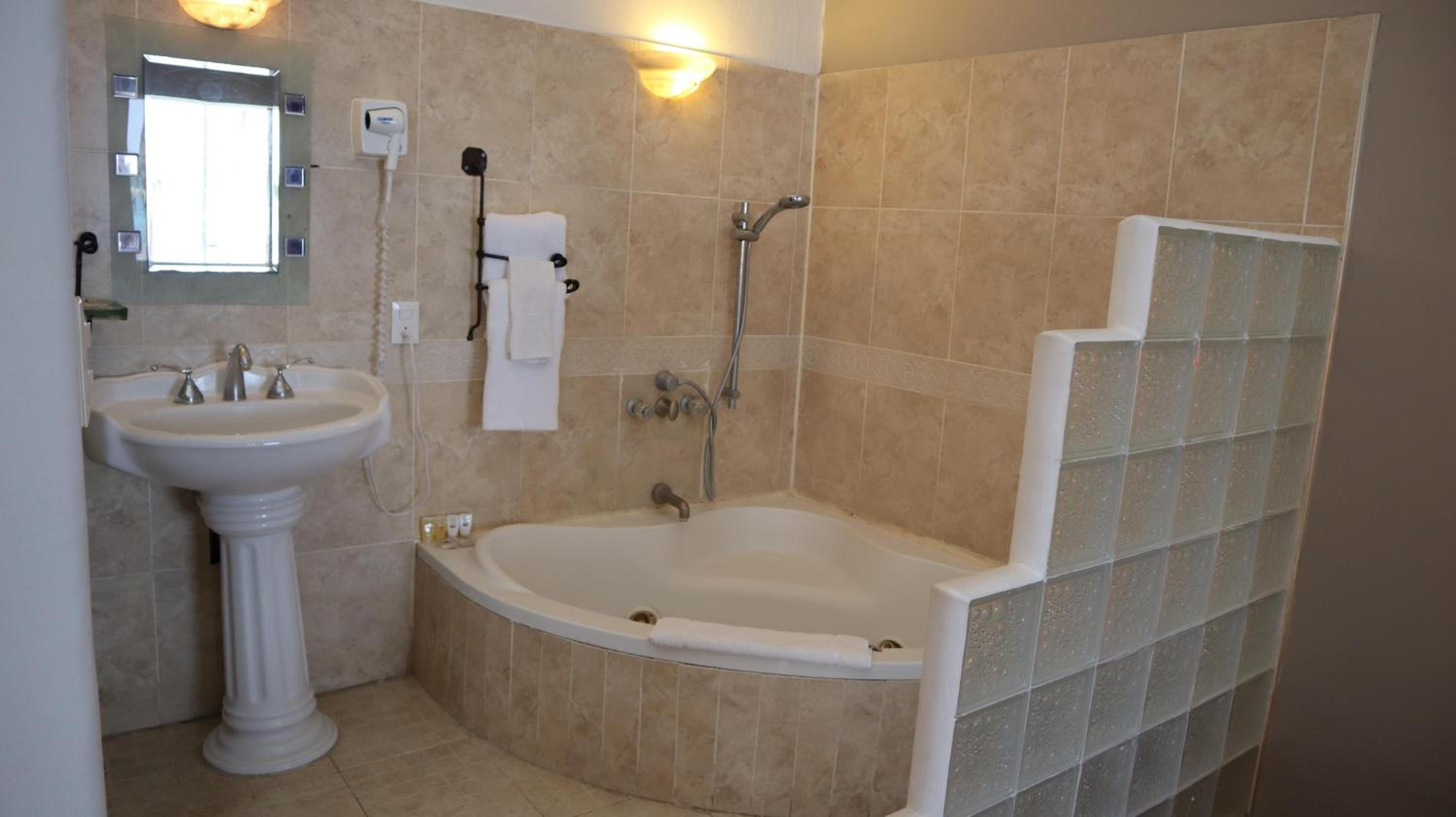 Honeymoon Suite - Photo 8