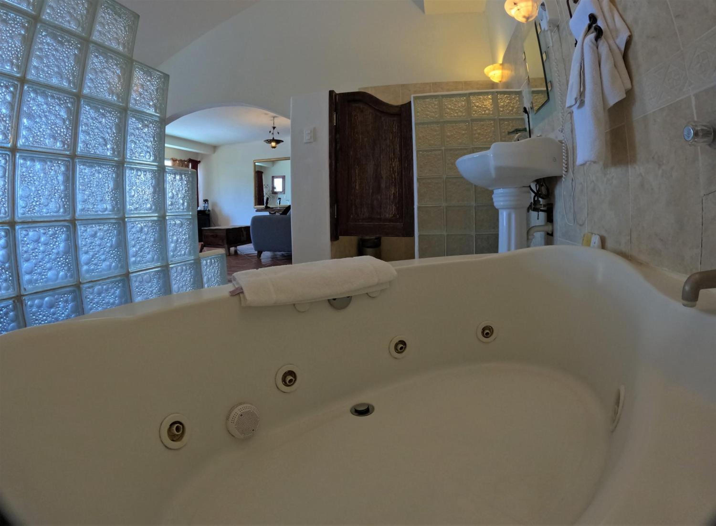Honeymoon Suite - Photo 7