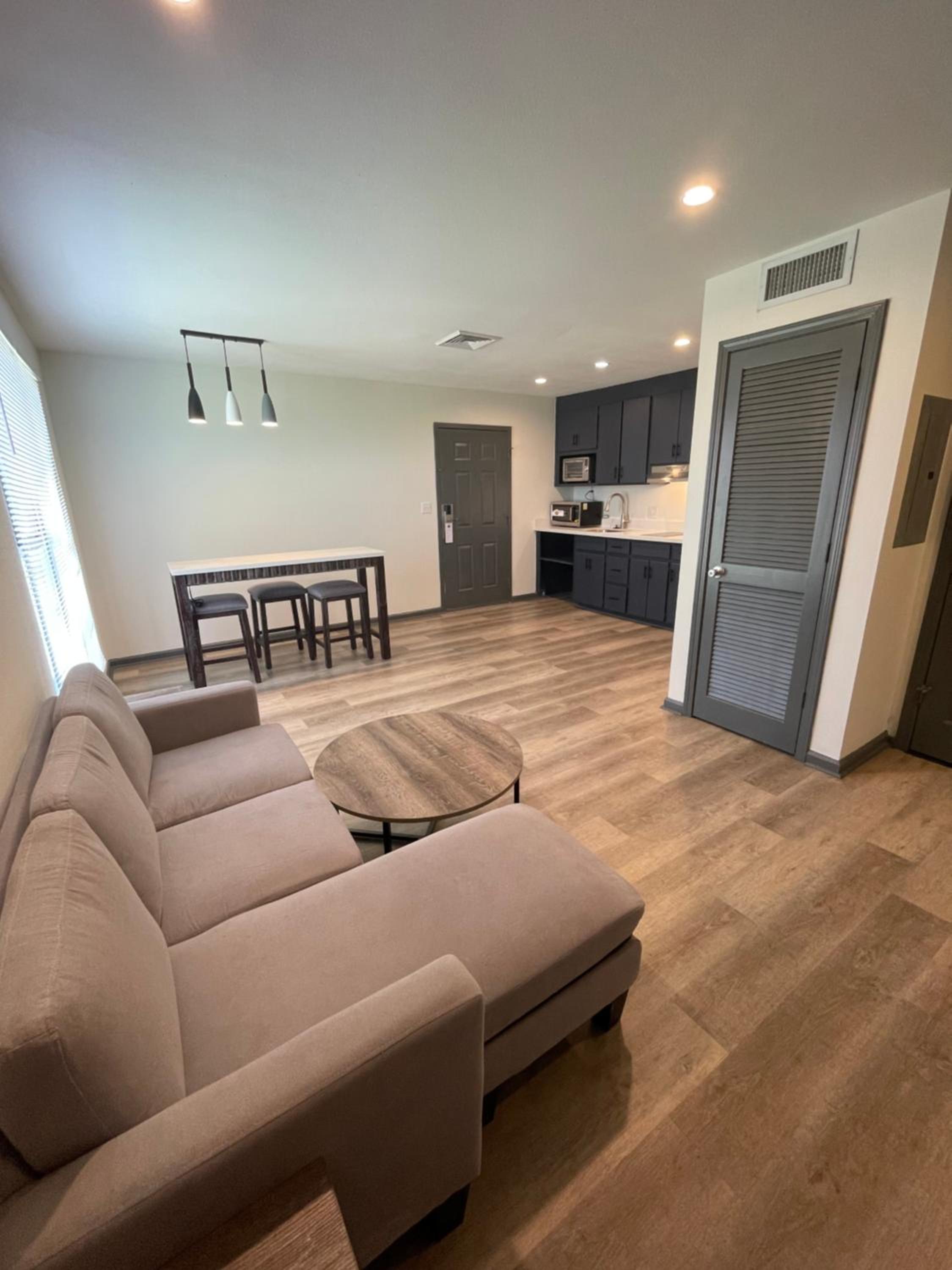 King Suite - Non-Smoking - Photo 2