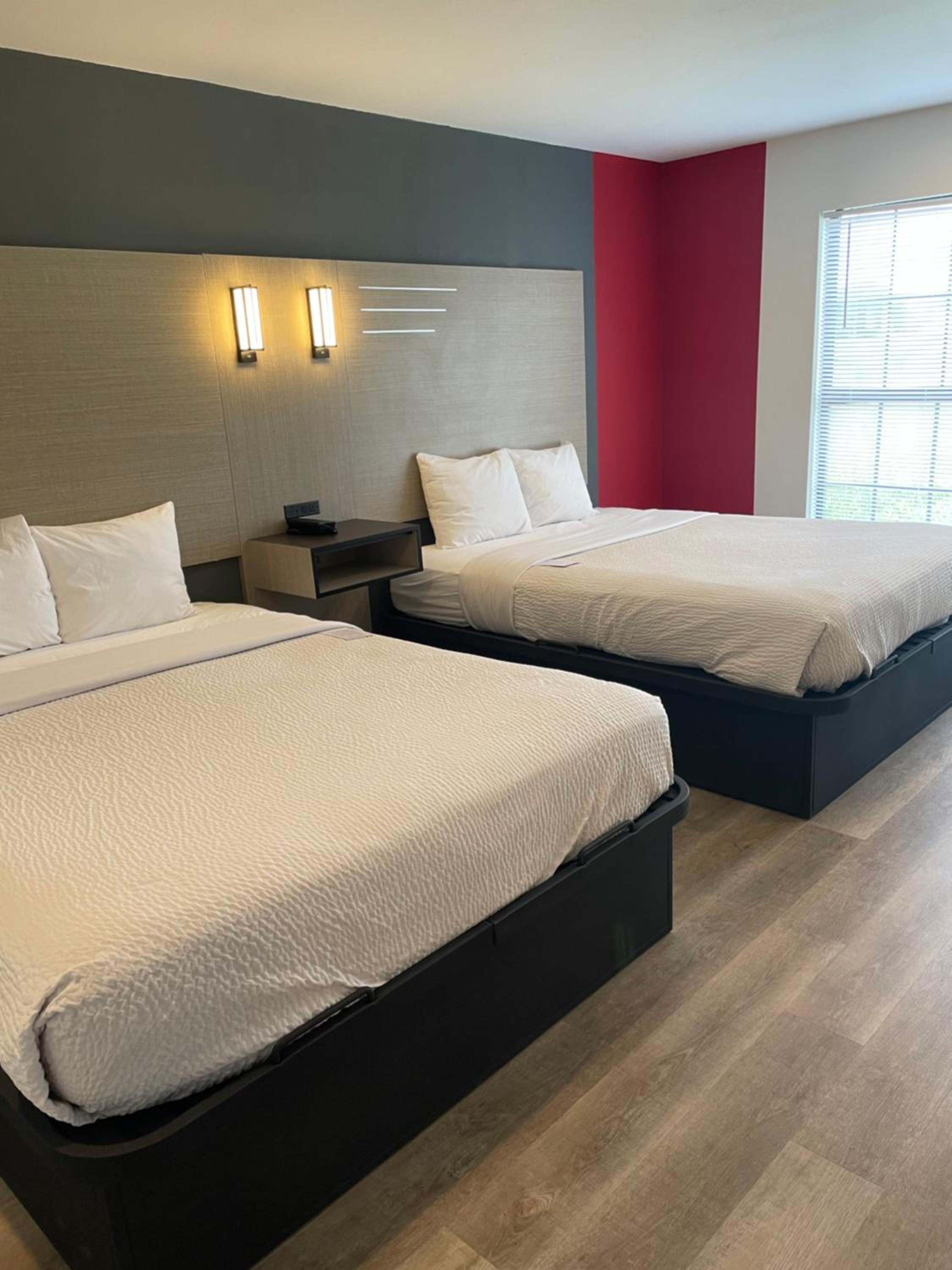 Queen Suite with Two Queen Beds and Bathtub - Mobility Accessible/Non-Smoking - Photo 3