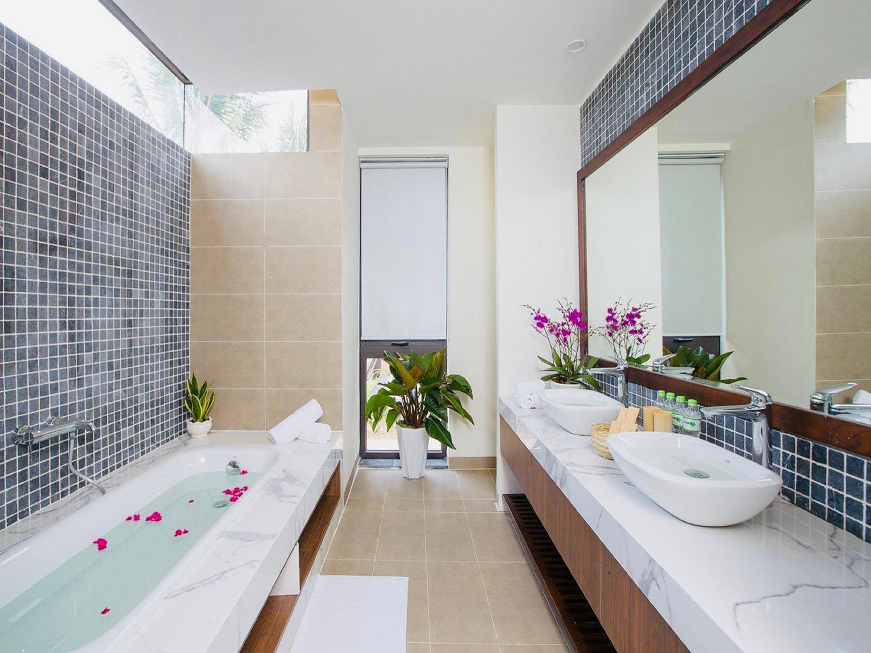 Four-Bedroom Villa with Private Pool - Photo 2