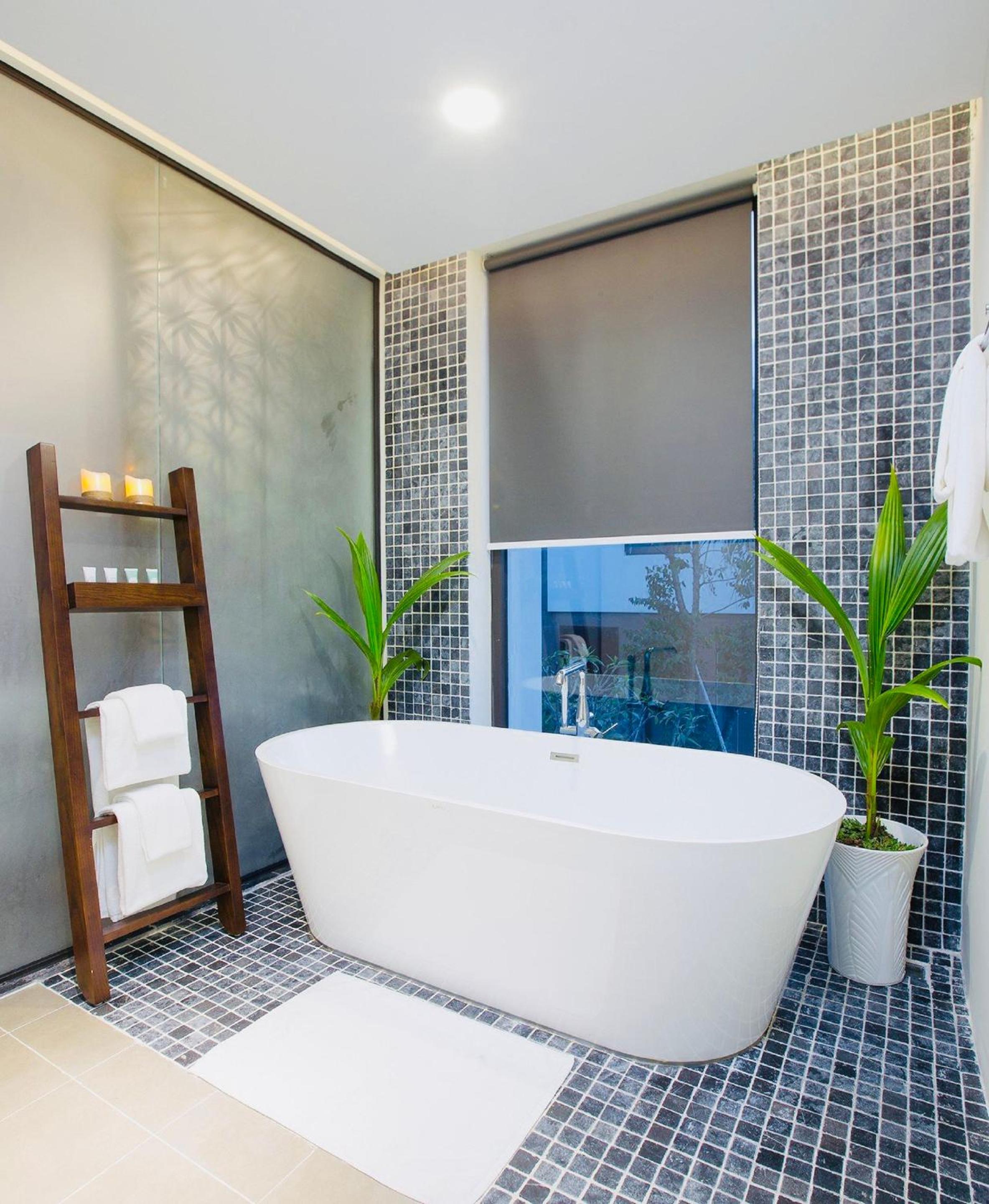 Three-Bedroom Beachfront Villa with Private Pool - Photo 7
