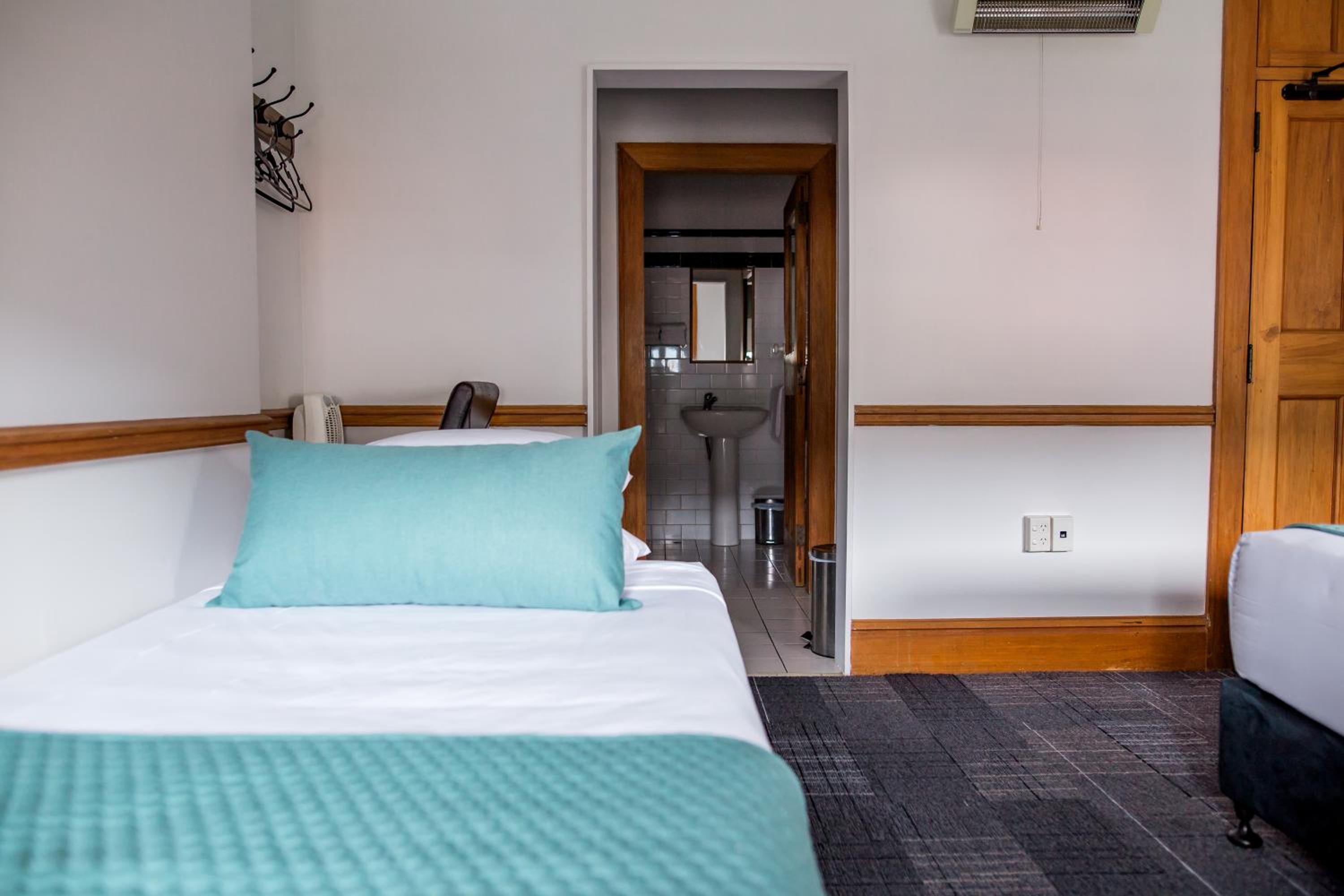 Triple Room with Private Bathroom - Photo 4