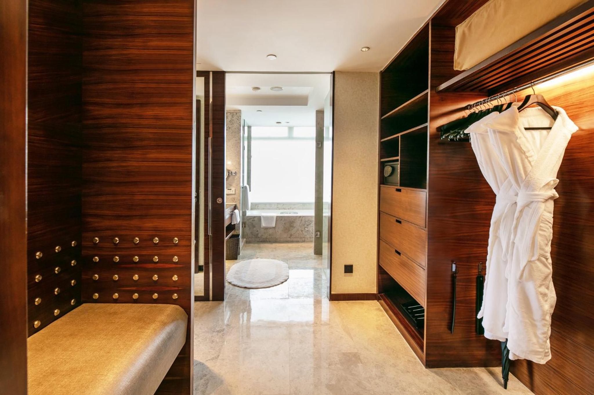 One-Bedroom Suite with Dining Area - Photo 3