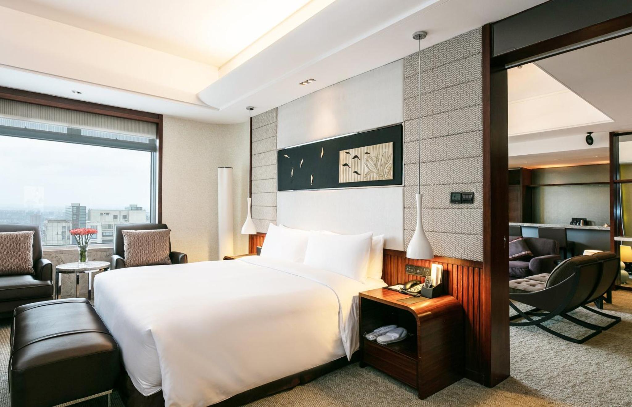 One-Bedroom King Suite with Lake View - Photo 7