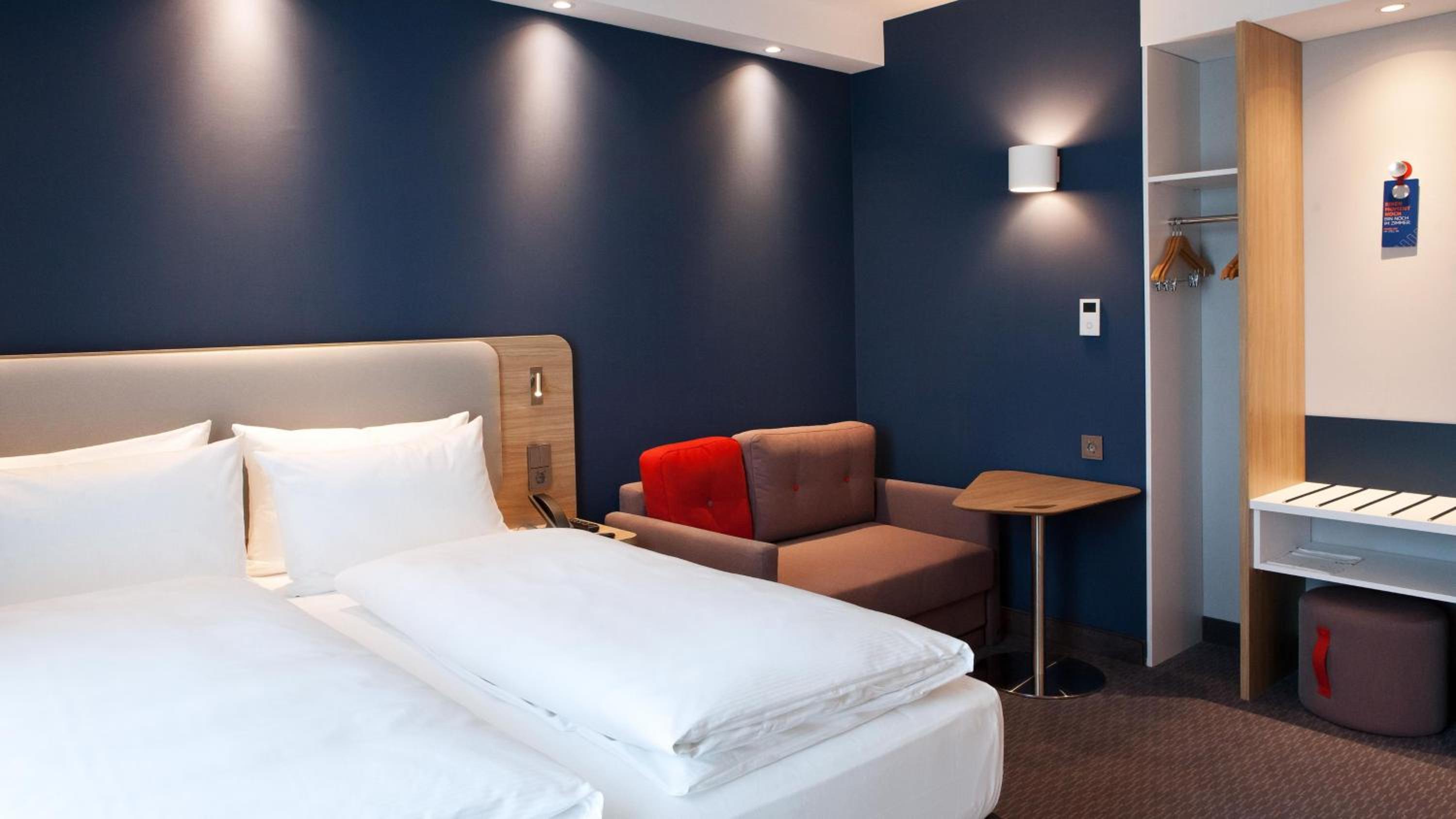 Standard Double Room with Single Sofa Bed - Photo 11