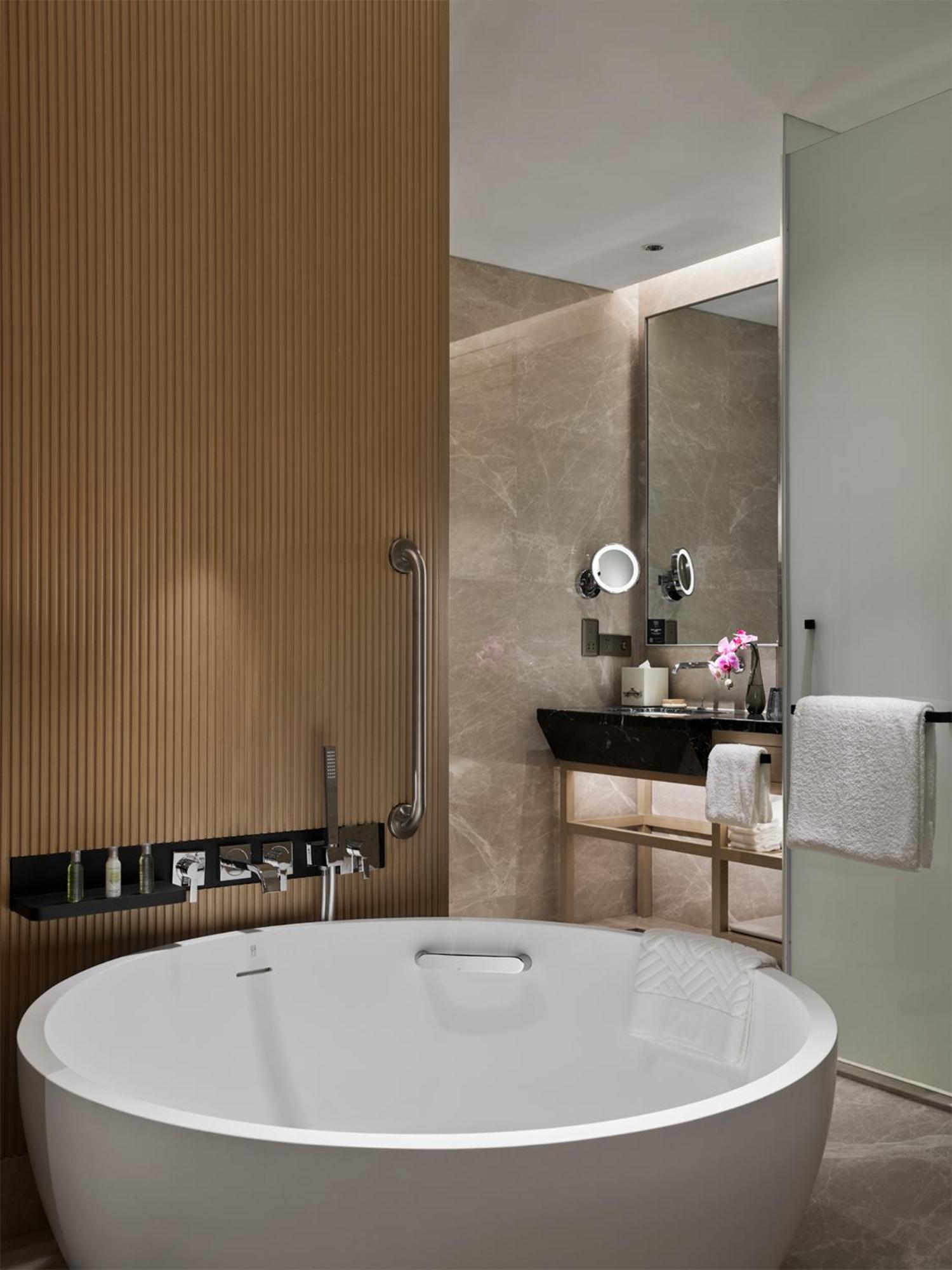 Superior King Room with Garden View - Photo 4
