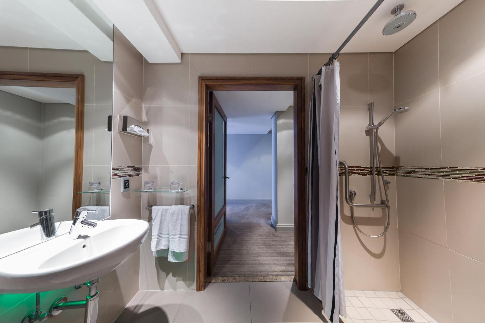 Standard Queen Room - Disability Access